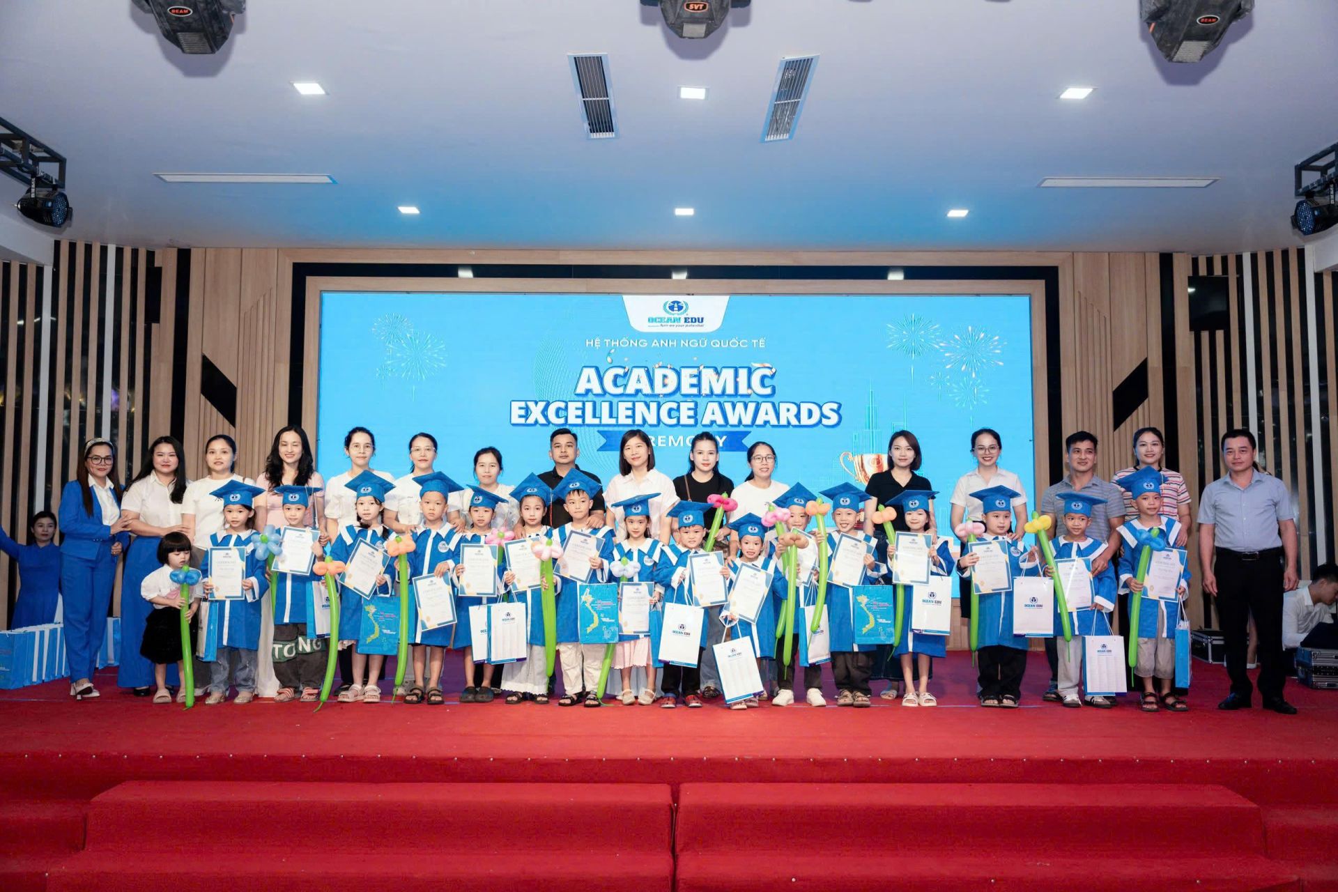C&aacute;c học vi&ecirc;n xuất sắc nhận giấy chứng nhận, ghi dấu những nỗ lực v&agrave; th&agrave;nh t&iacute;ch học tập trong 6 th&aacute;ng đầu năm 2026.