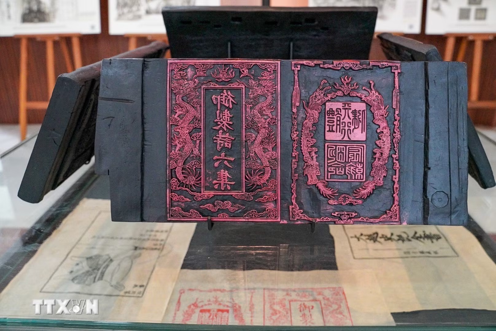 Một Mộc bản triều Nguyễn - Di sản tư liệu thế giới của Việt Nam được UNESCO ghi danh được trưng b&agrave;y (Ảnh: Kh&aacute;nh H&ograve;a/TTXVN).