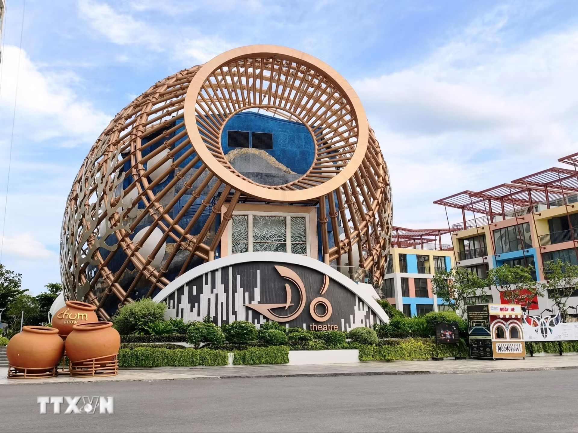 Nh&agrave; h&aacute;t Đ&oacute; (Phường Bắc Nha Trang) c&oacute; kiến tr&uacute;c độc đ&aacute;o l&agrave; nơi tổ chức nhiều chương tr&igrave;nh nghệ thuật, văn h&oacute;a v&agrave; giải tr&iacute; đặc sắc d&agrave;nh cho du kh&aacute;ch khi đến Kh&aacute;nh H&ograve;a (Ảnh: Nguyễn Th&agrave;nh/TTXVN).
