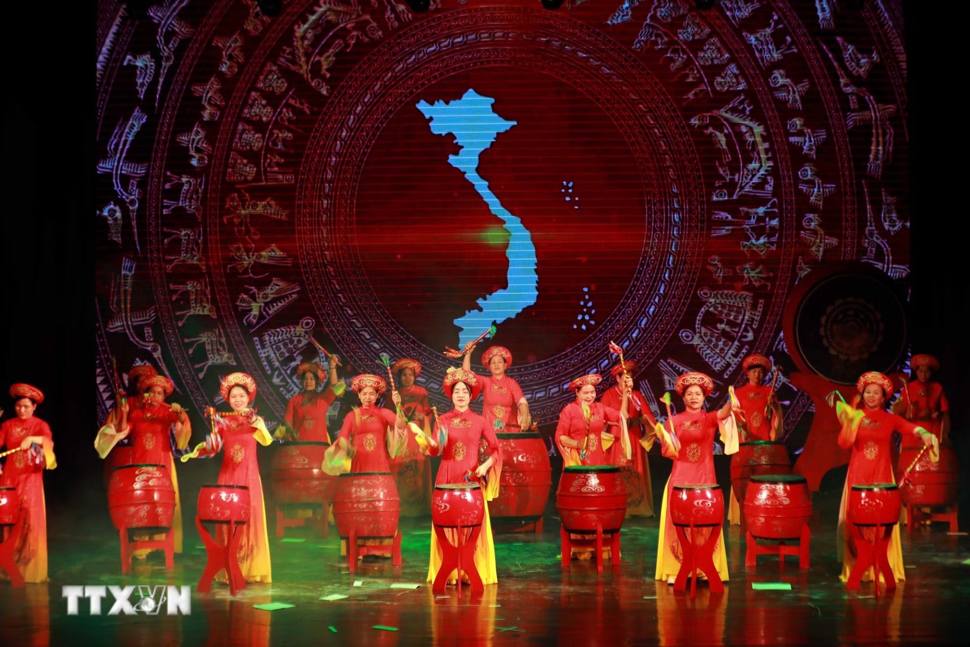 Chương tr&igrave;nh nghệ thuật &ldquo;Sấm Đọi Tam - Vang hồn Việt,&rdquo; do nh&oacute;m sinh vi&ecirc;n Trường Đại học Văn h&oacute;a H&agrave; Nội tổ chức, kh&ocirc;ng chỉ t&ocirc;n vinh nghề l&agrave;m trống truyền thống hơn 1.000 năm tuổi m&agrave; c&ograve;n g&oacute;p phần lan tỏa gi&aacute; trị di sản đến gần hơn với thế hệ trẻ (Ảnh: Kh&aacute;nh H&ograve;a/TTXVN).