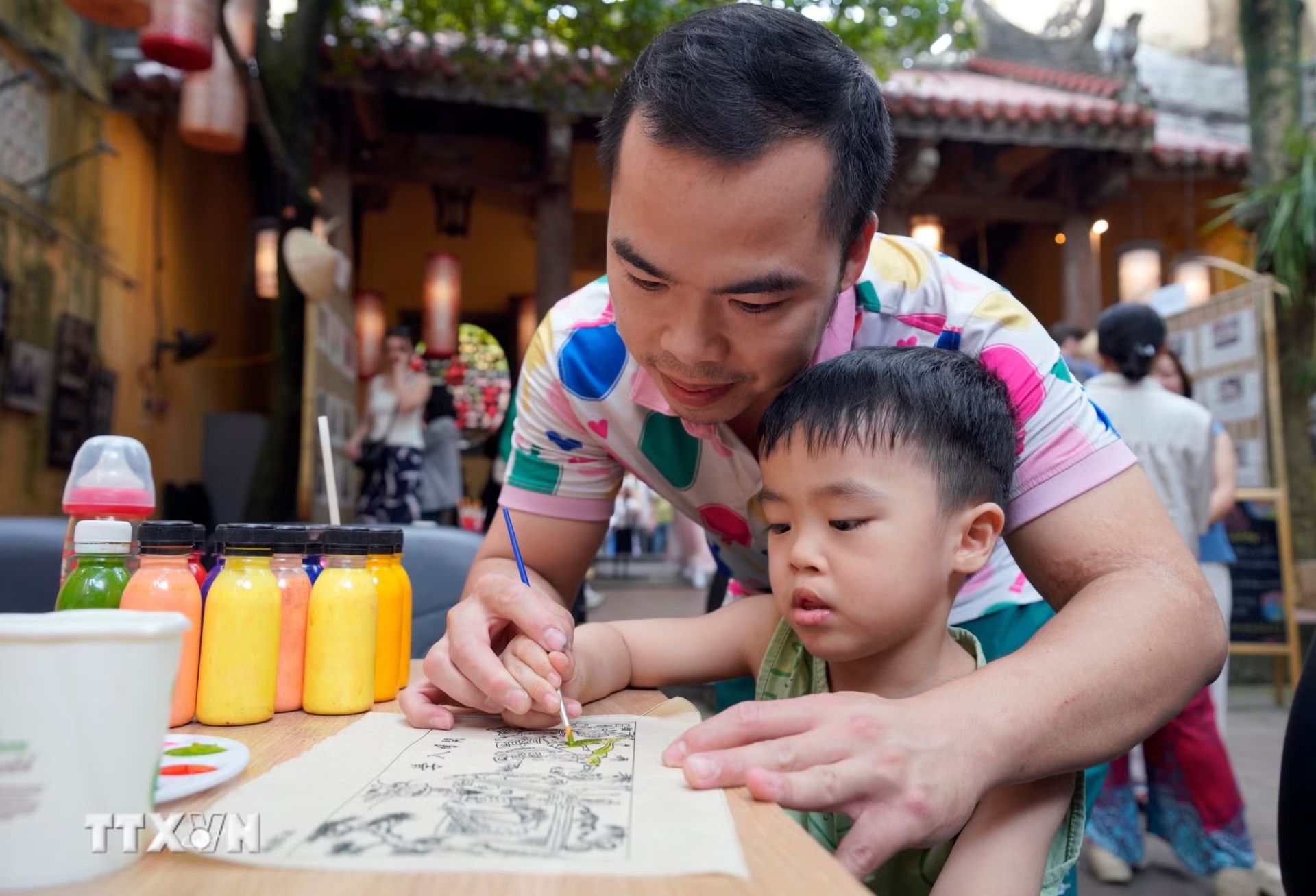 Người d&acirc;n trải nghiệm Triển l&atilde;m v&agrave; Workshop 