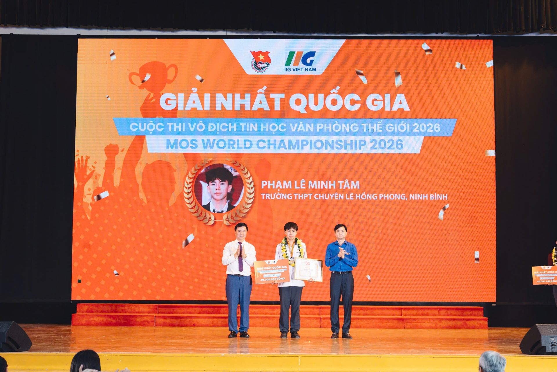 Ban Tổ chức trao giải Nhất cho c&aacute;c th&iacute; sinh xuất sắc.