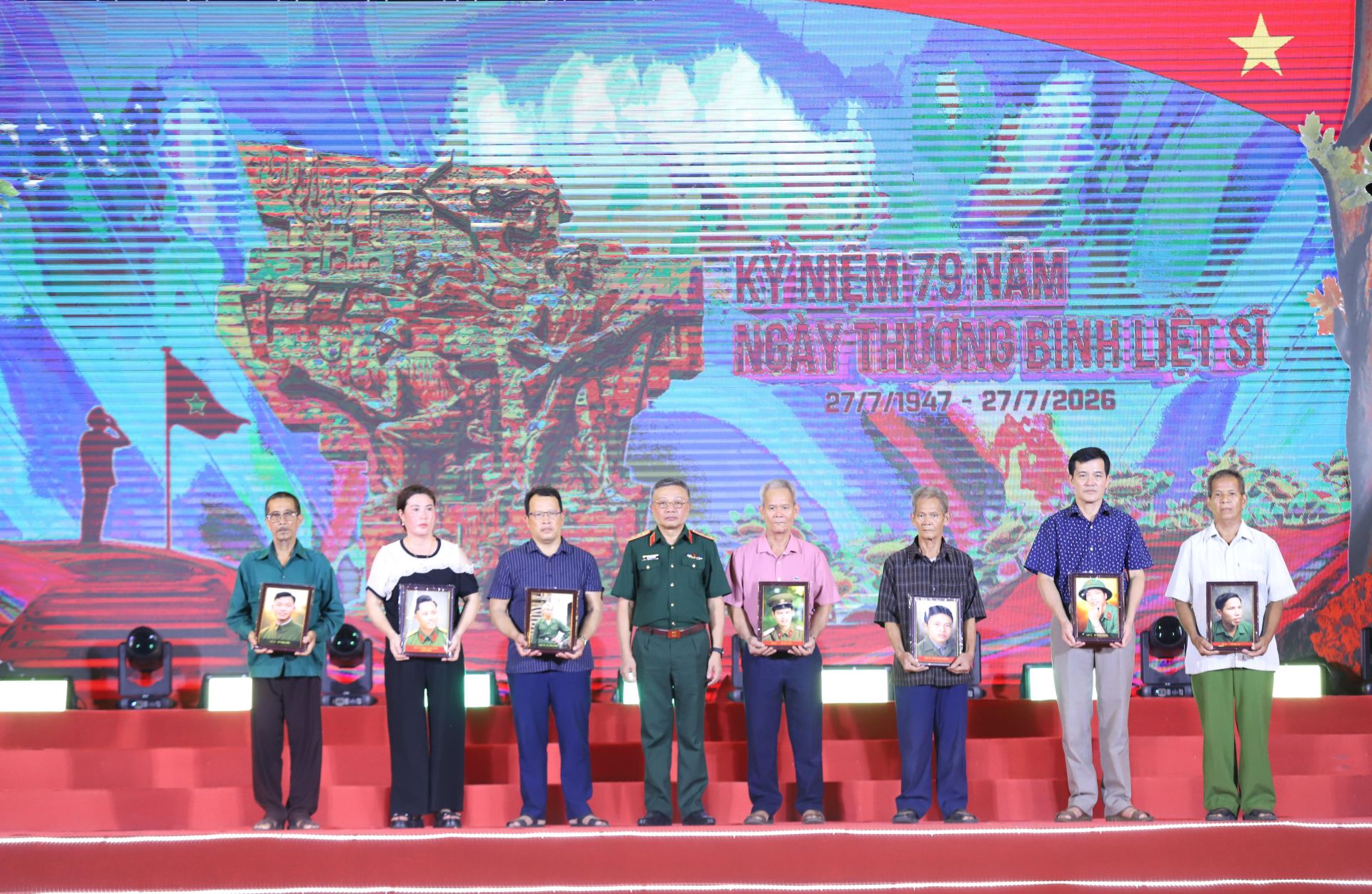 Thượng tướng L&ecirc; Quang Minh trao ảnh phục dựng li&ecirc;̣t sĩ cho các th&acirc;n nh&acirc;n.