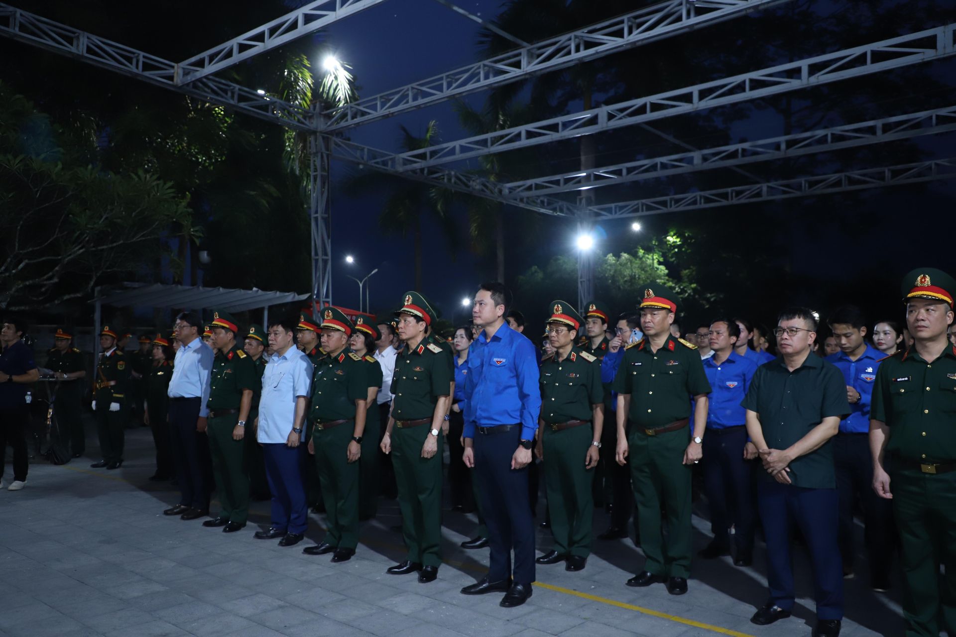 Đoàn đại bi&ecirc;̉u d&acirc;ng hương tại Nghĩa trang li&ecirc;̣t sĩ qu&ocirc;́c gia Vị Xuy&ecirc;n.
