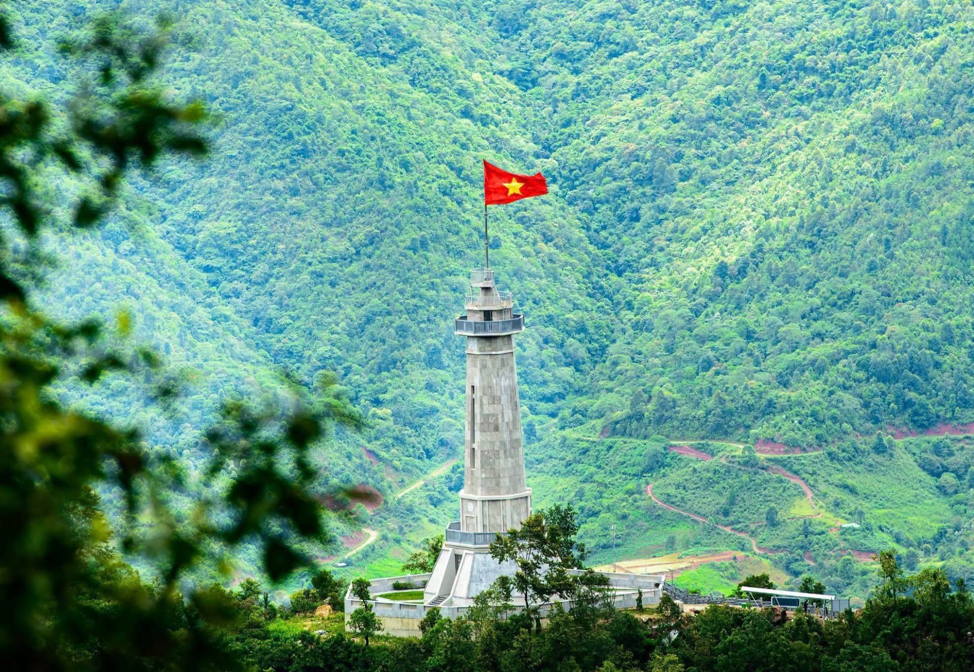 Việc c&ocirc;ng nhận điểm du lịch Cột cờ A Pa Chải g&oacute;p phần khai th&aacute;c hiệu quả tiềm năng du lịch khu vực cực T&acirc;y Tổ quốc.