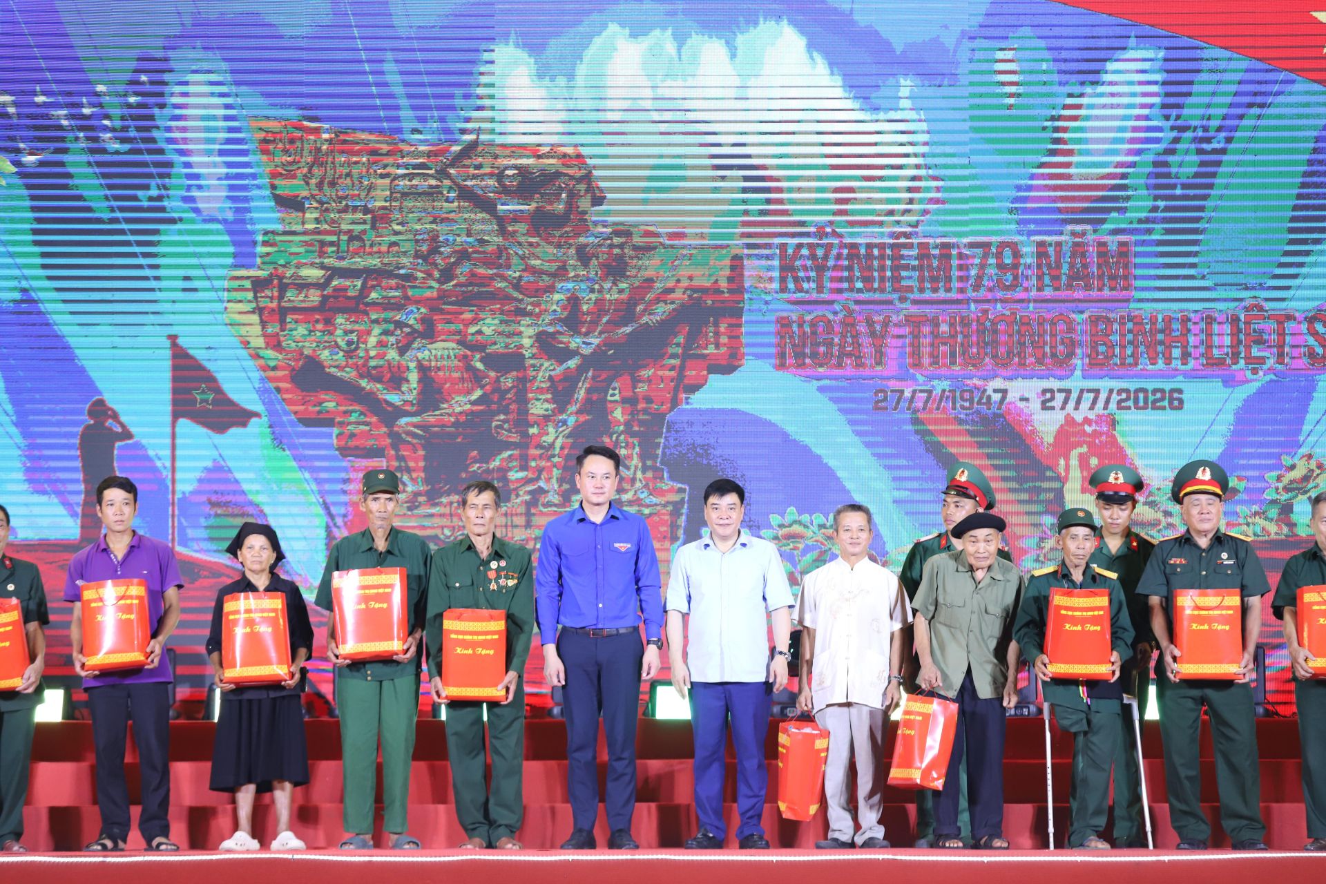 Bí thư T.Ư Đoàn Nguy&ecirc;̃n Kim Quy trao quà cho các bác cựu chi&ecirc;́n binh và gia đình chính sách.