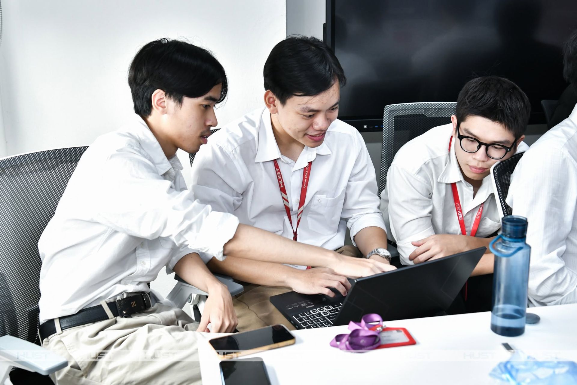 Sinh vi&ecirc;n đại học t&ocirc;́t nghi&ecirc;̣p đòi hỏi phải có 