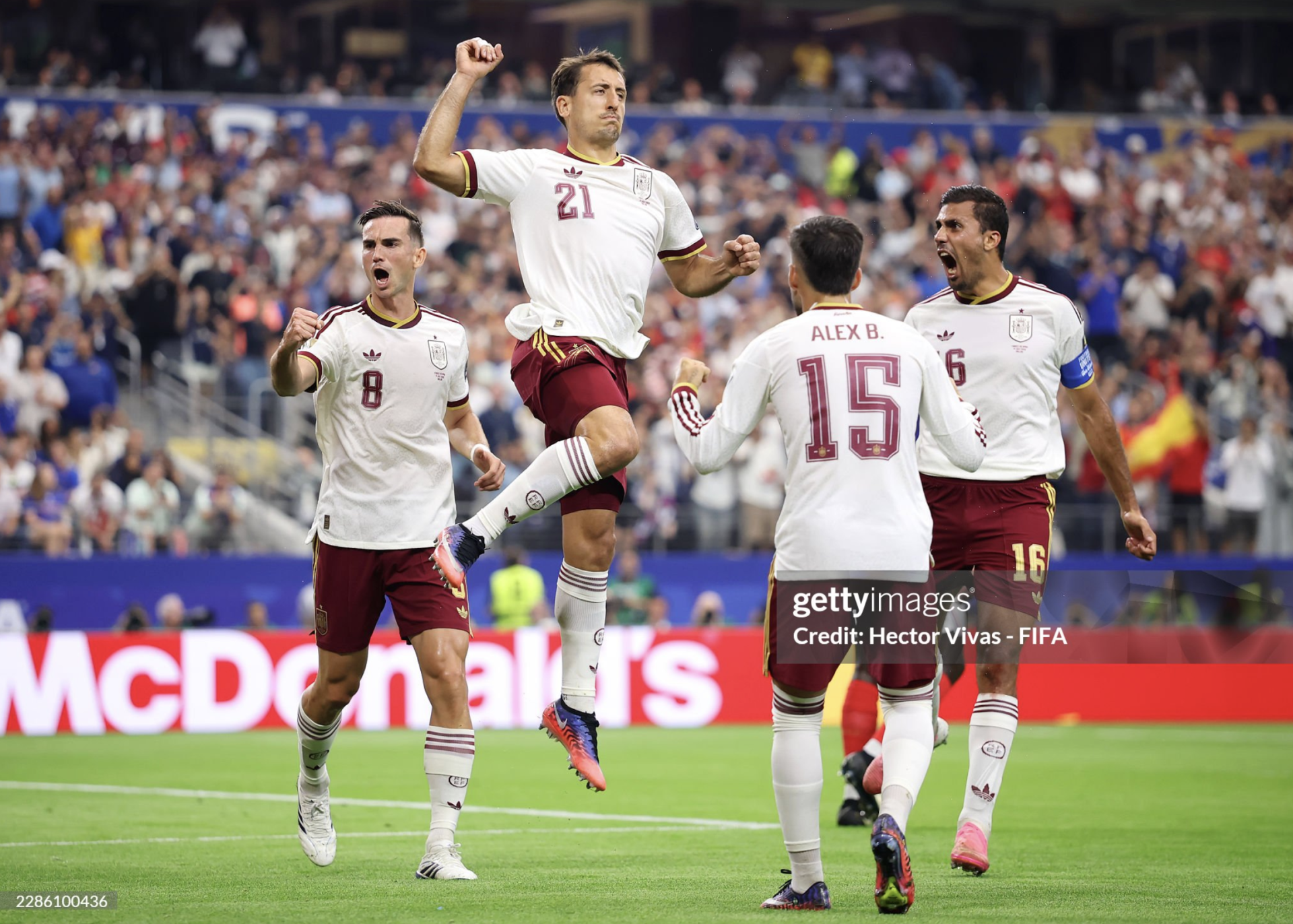 Mikel Oyarzabal (21) ăn mừng b&agrave;n mở tỷ số từ chấm phạt đền.