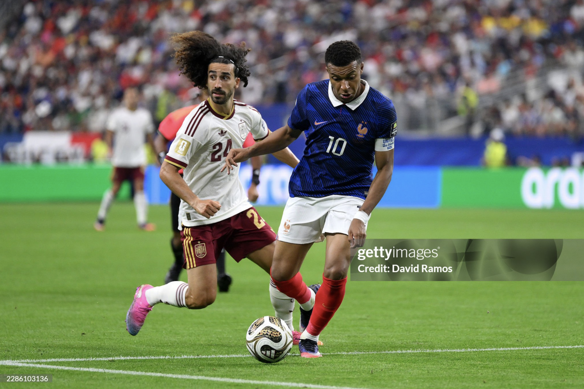 Kylian Mbappe (10) bị phong tỏa ho&agrave;n to&agrave;n tr&ecirc;n h&agrave;ng c&ocirc;ng.