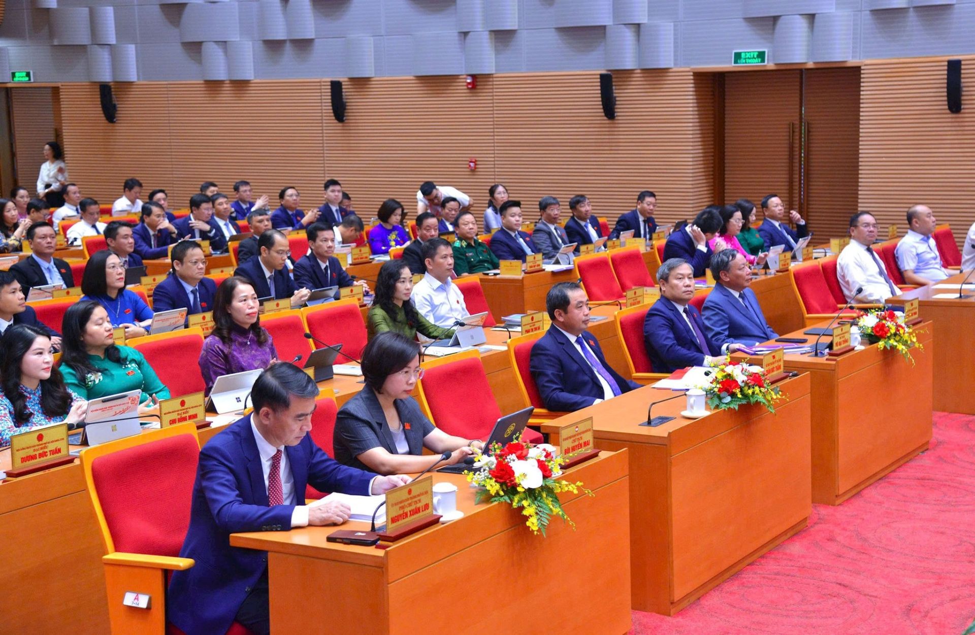 Quang cảnh phi&ecirc;n ch&acirc;́t v&acirc;́n