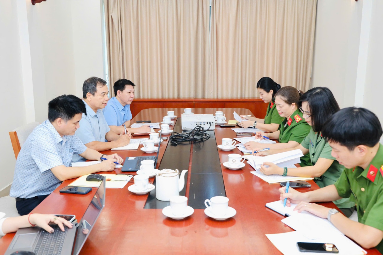Quang cảnh buổi l&agrave;m việc.