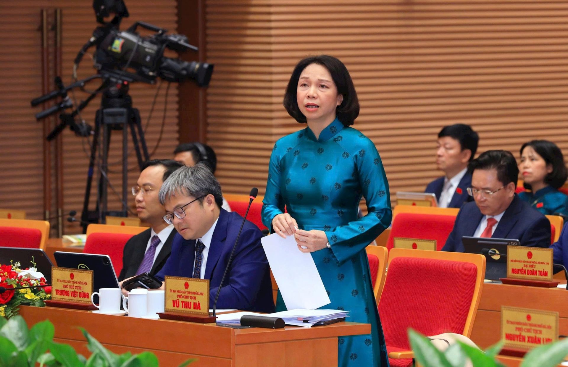 Ph&oacute; Chủ tịch UBND th&agrave;nh phố Vũ Thu H&agrave; trả lời chất vấn &yacute; kiến đại biểu.
