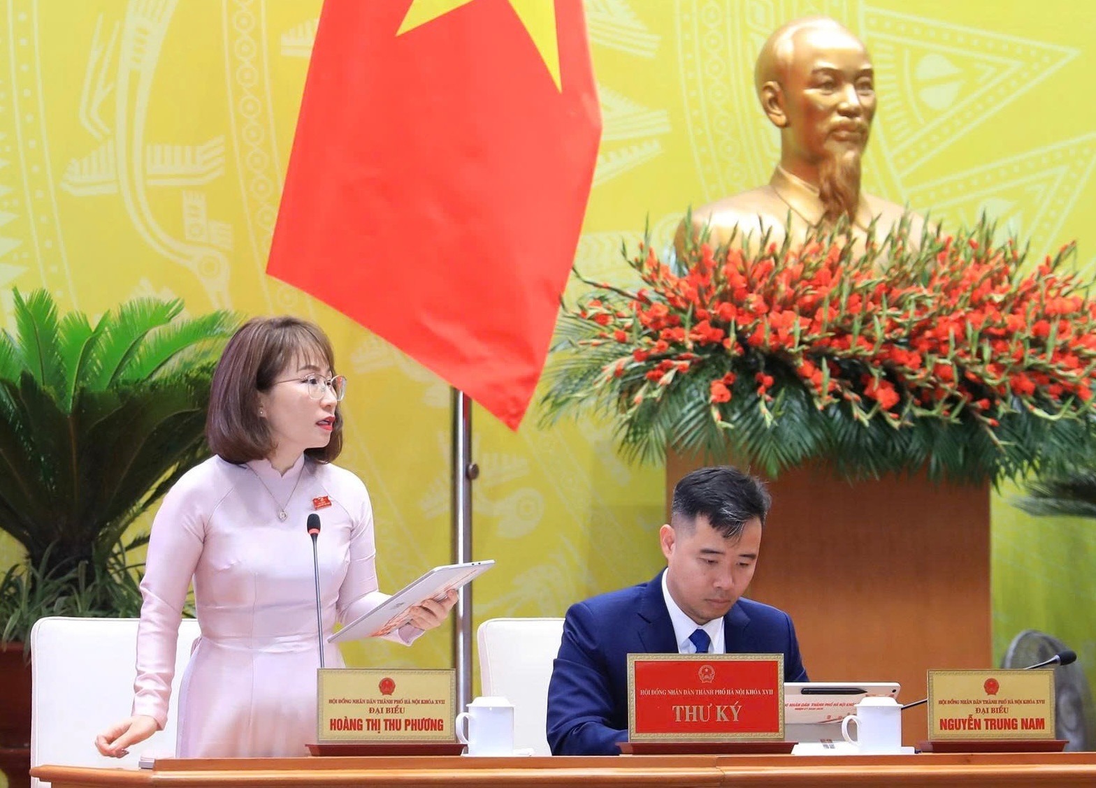 Đại bi&ecirc;̉u Hoàng Thị Thu Phương đặt c&acirc;u hỏi tại kỳ họp.