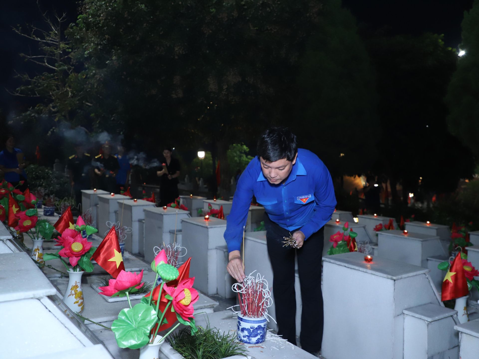 Hàng ngàn ngọn n&ecirc;́n được thắp l&ecirc;n, những nén nhang thơm được tu&ocirc;̉i trẻ 