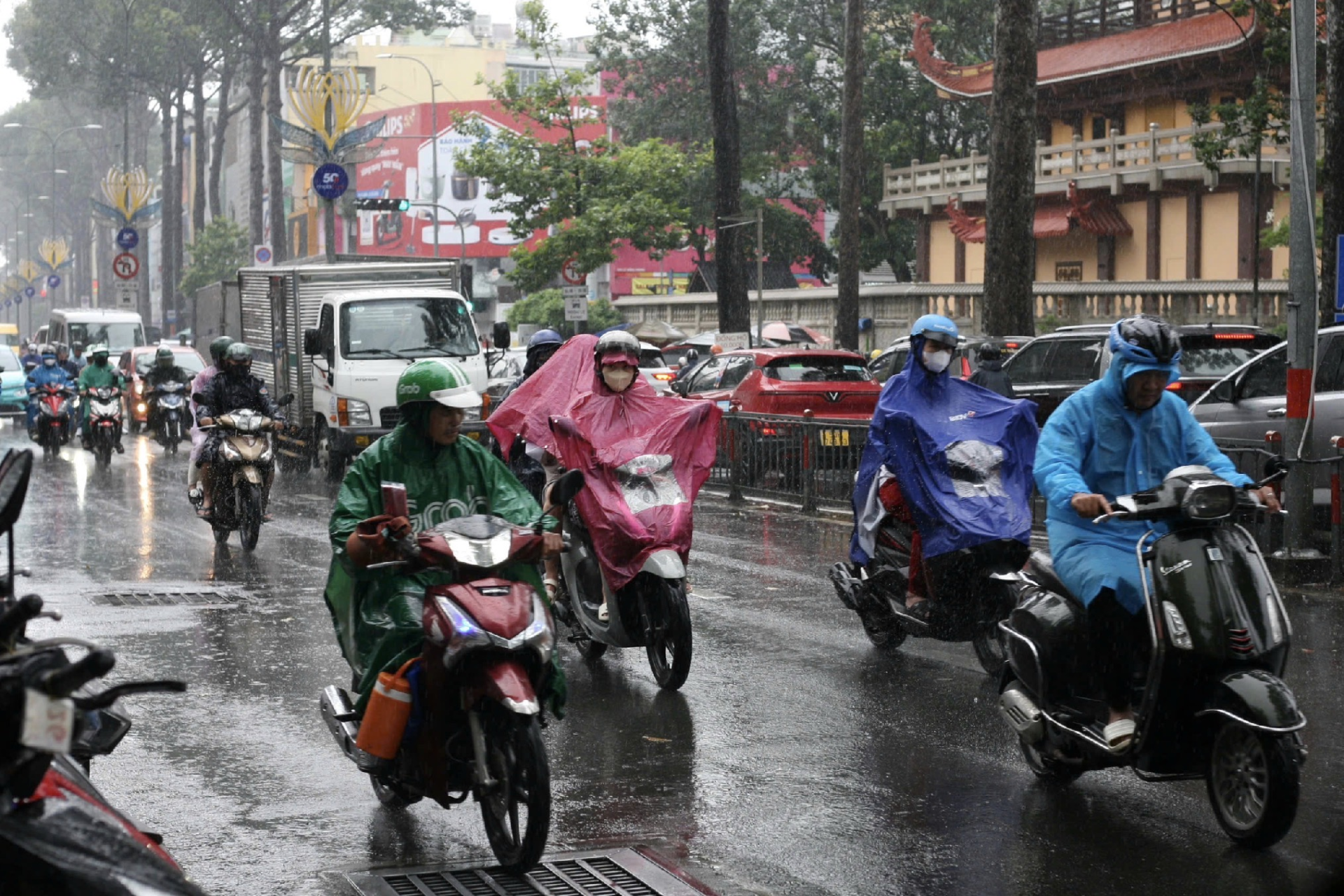 Trong mưa d&ocirc;ng, người d&acirc;n cần đề ph&ograve;ng lốc, s&eacute;t, mưa đ&aacute; v&agrave; gi&oacute; giật mạnh.