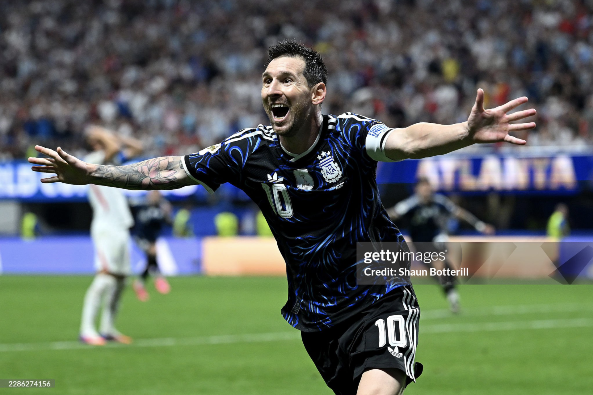 Lionel Messi ăn mừng sau khi đồng đội Enzo Fernandez ghi b&agrave;n gỡ h&ograve;a trong trận Argentina thắng Anh 2-1.