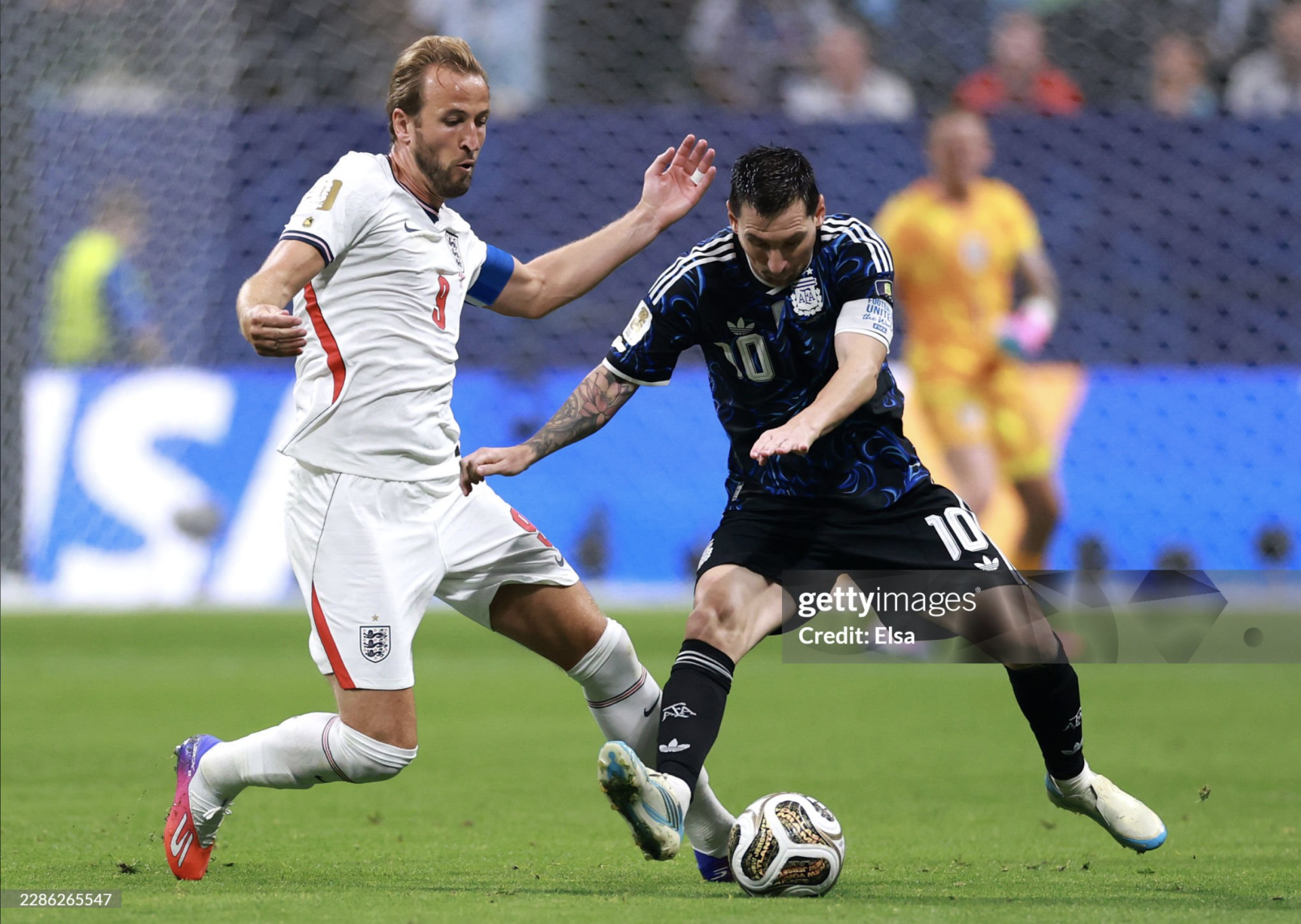 Lionel Messi v&agrave; Harry Kane tranh chấp quyết liệt trong trận đấu b&aacute;n kết.