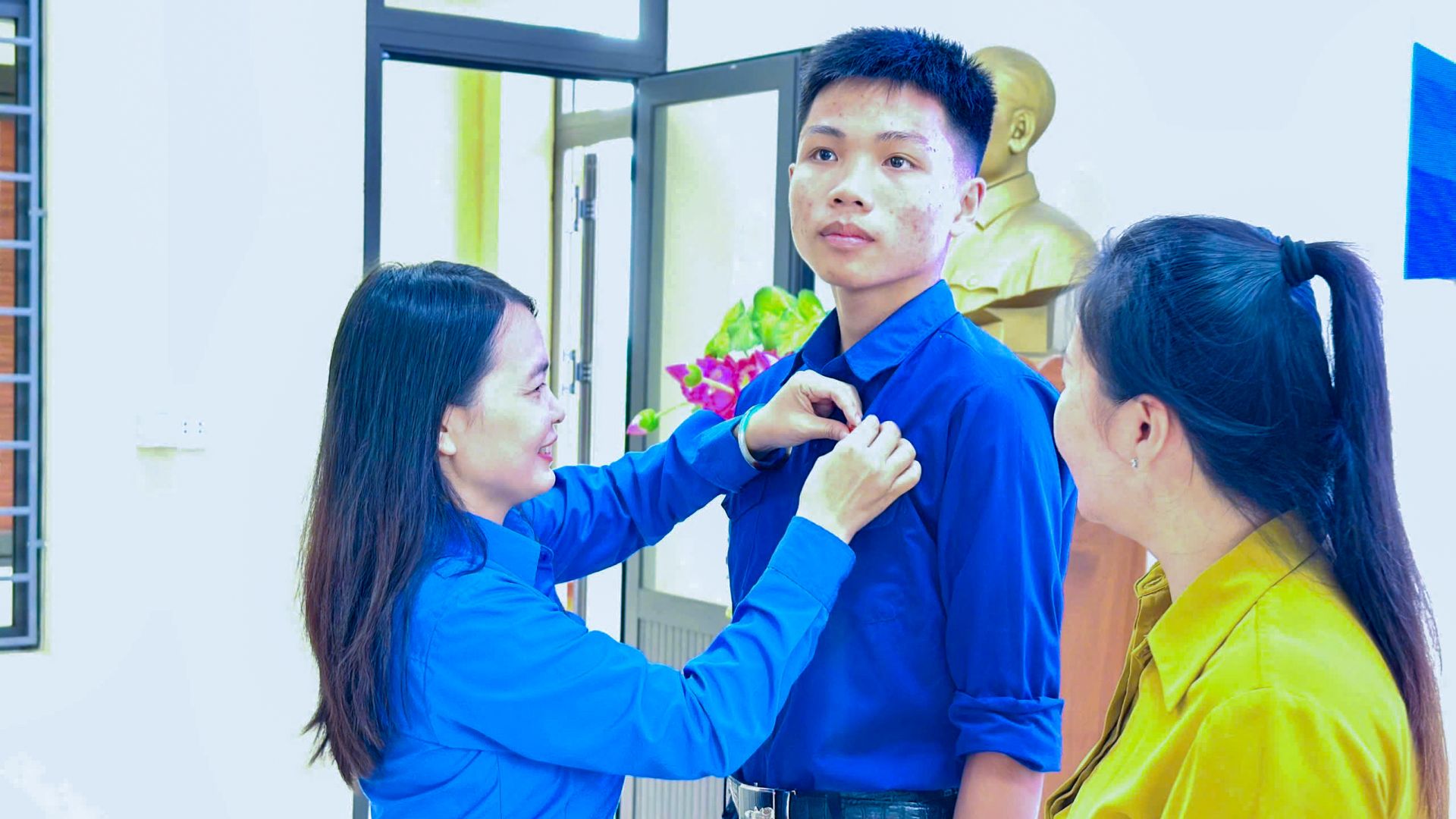 Bạn L&ecirc; Đức Trung được trao tặng Huy hiệu 
