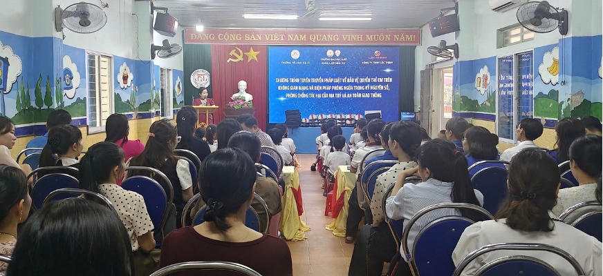 Buổi sinh hoạt h&egrave; đặc biệt ngập tr&agrave;n tiếng cười của thầy c&ocirc; v&agrave; c&aacute;c bạn nhỏ trường Tiểu học Dạ L&ecirc;.