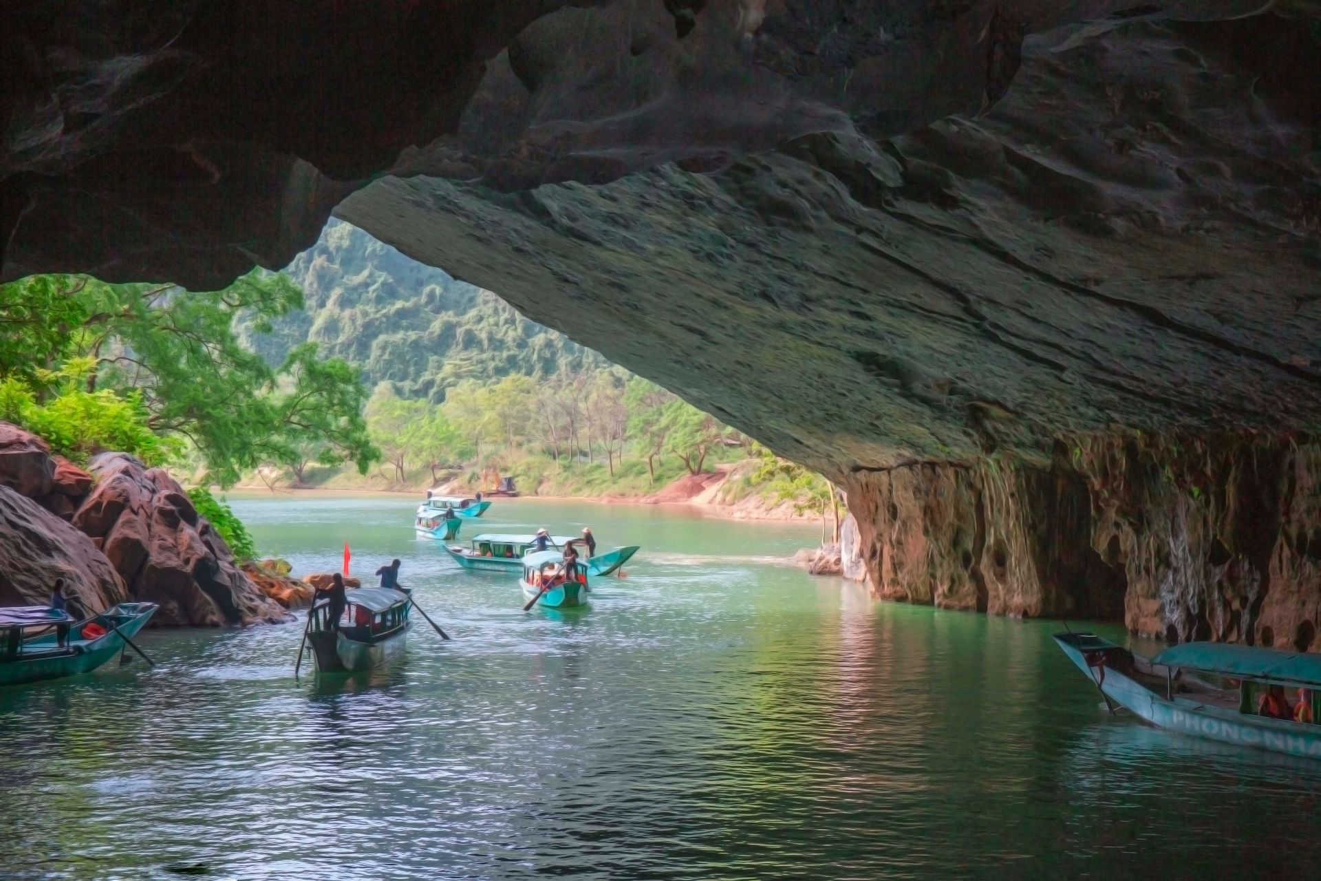 Du kh&aacute;ch tham quan động Phong Nha.