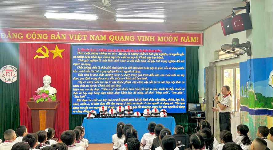 Học sinh Trường Tiểu học Dạ L&ecirc; h&agrave;o hứng tham gia buổi tuy&ecirc;n truyền, phổ biến kiến thức ph&aacute;p luật.