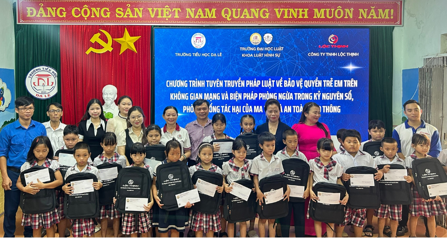 Niềm vui ng&agrave;y h&egrave; nh&acirc;n đ&ocirc;i khi Ban Tổ chức trao tặng 22 suất học bổng (trị gi&aacute; 500.000 đồng/suất) n&acirc;ng bước những ước mơ vượt kh&oacute;.