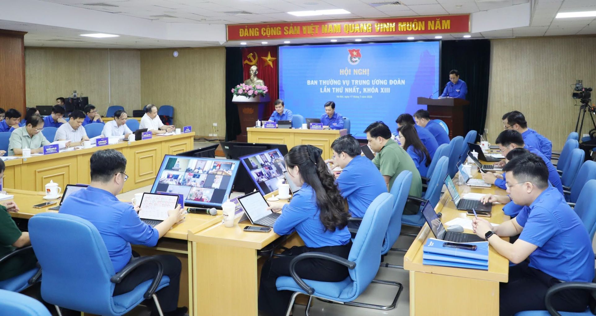 Quang cảnh h&ocirc;̣i nghị.