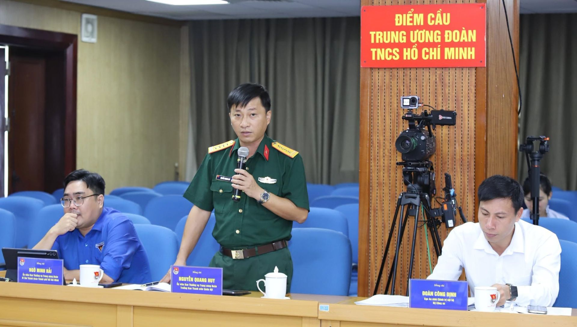 Các đại bi&ecirc;̉u đóng góp ý ki&ecirc;́n tại h&ocirc;̣i nghị.