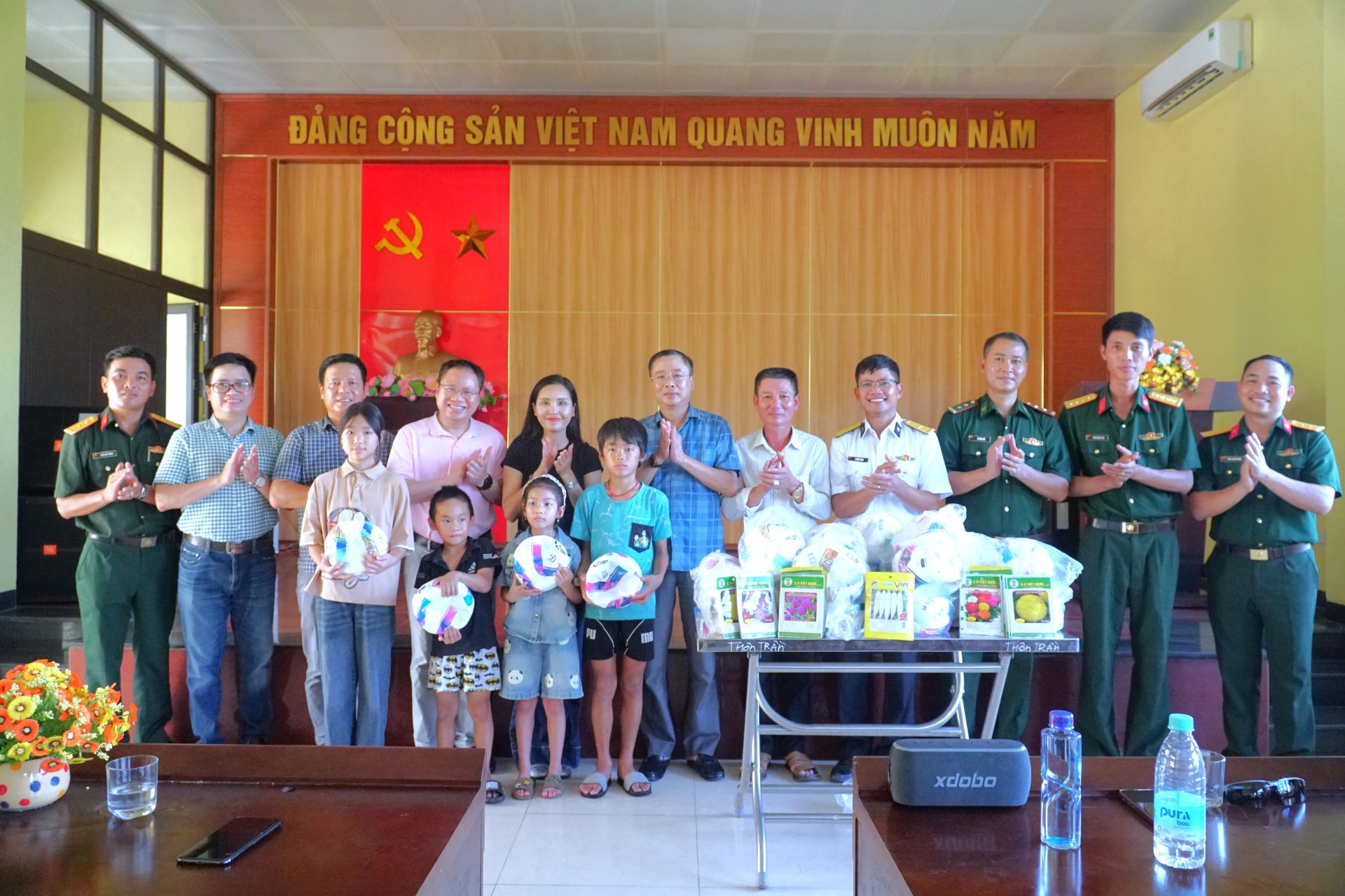Đo&agrave;n c&ocirc;ng t&aacute;c trao qu&agrave; cho c&aacute;n bộ chiến sĩ v&agrave; c&aacute;c em nhỏ trong chuyến thăm đảo Trần.