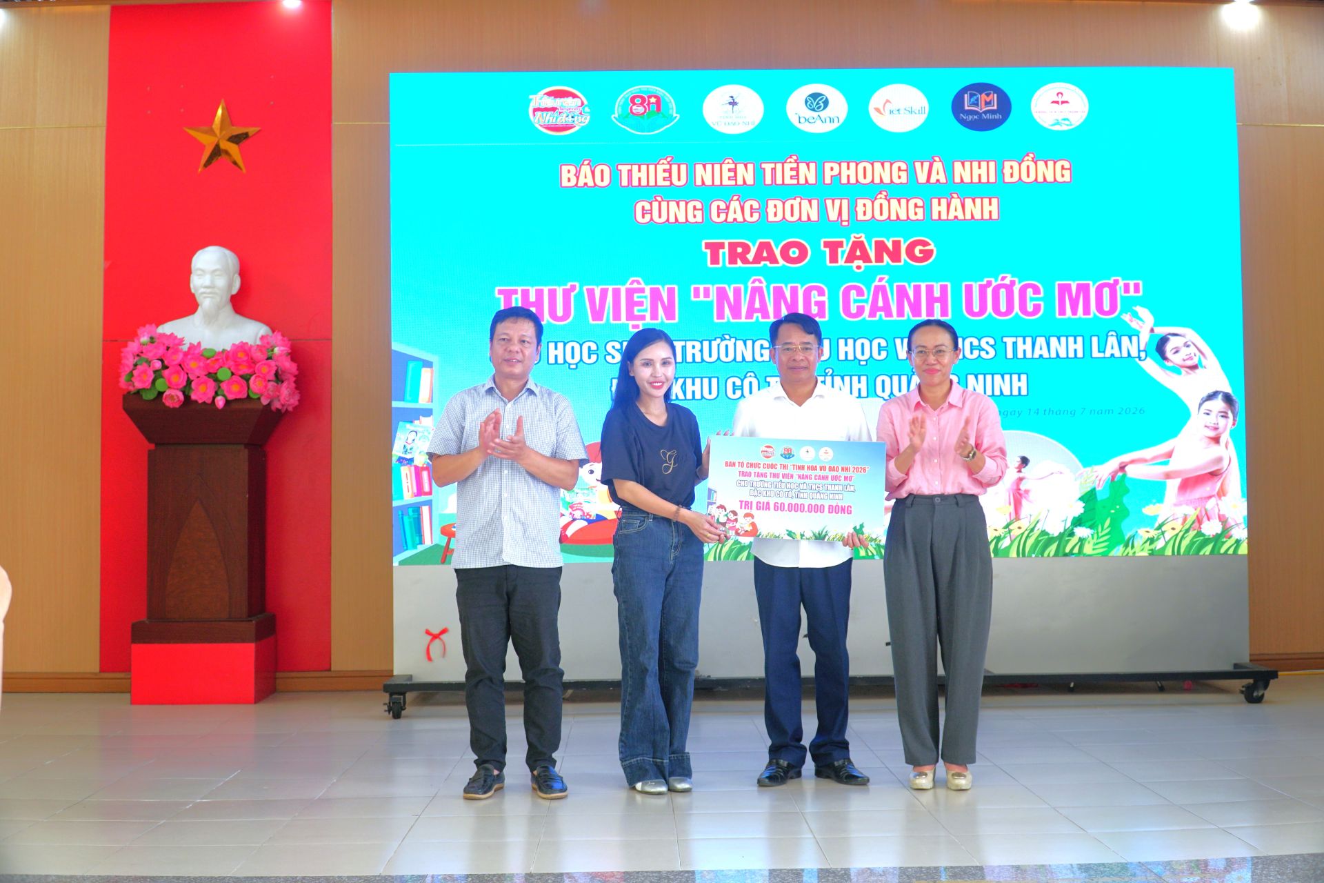 B&agrave; Đỗ Thu Thảo - Gi&aacute;m đốc C&ocirc;ng ty Cổ phần Dịch vụ Thương mại L&agrave;ng Việt Nam, Trưởng Ban Tổ chức cuộc thi &ldquo;Tinh hoa Vũ đạo nh&iacute;&rdquo; trao tặng thư viện &ldquo;N&acirc;ng c&aacute;nh ước mơ&rdquo; cho nh&agrave; trường.