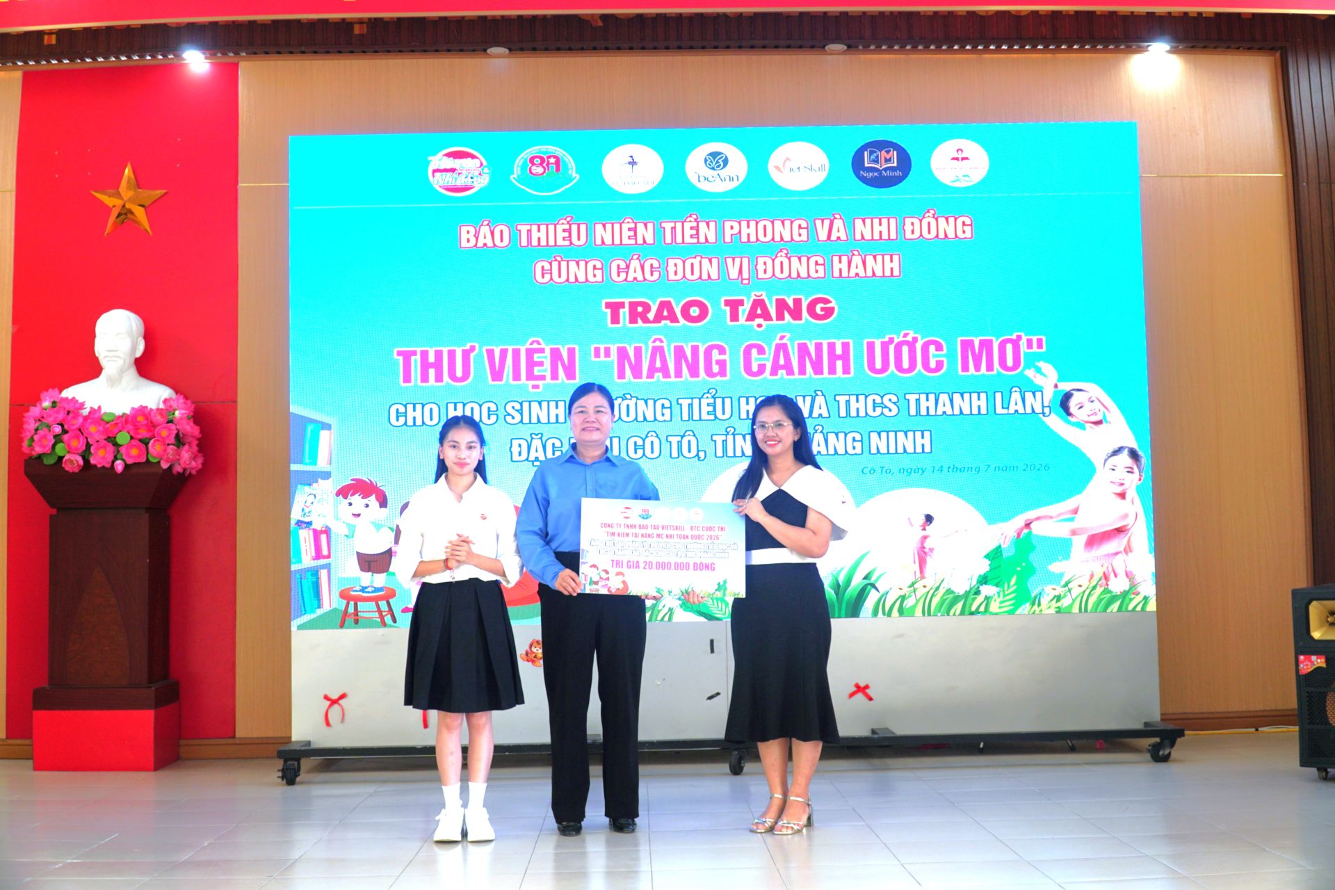 MC nh&iacute; Đo&agrave;n Phương Linh v&agrave; Nh&agrave; gi&aacute;o L&ecirc; Thị Th&ugrave;y Linh - CEO Vietskill Quảng Ninh, đại diện C&ocirc;ng ty TNHH Đ&agrave;o tạo Vietskill v&agrave; BTC cuộc thi T&igrave;m kiếm gương mặt MC nh&iacute; to&agrave;n quốc năm 2026 trao tặng c&aacute;c thiết bị thư viện cho nh&agrave; trường.