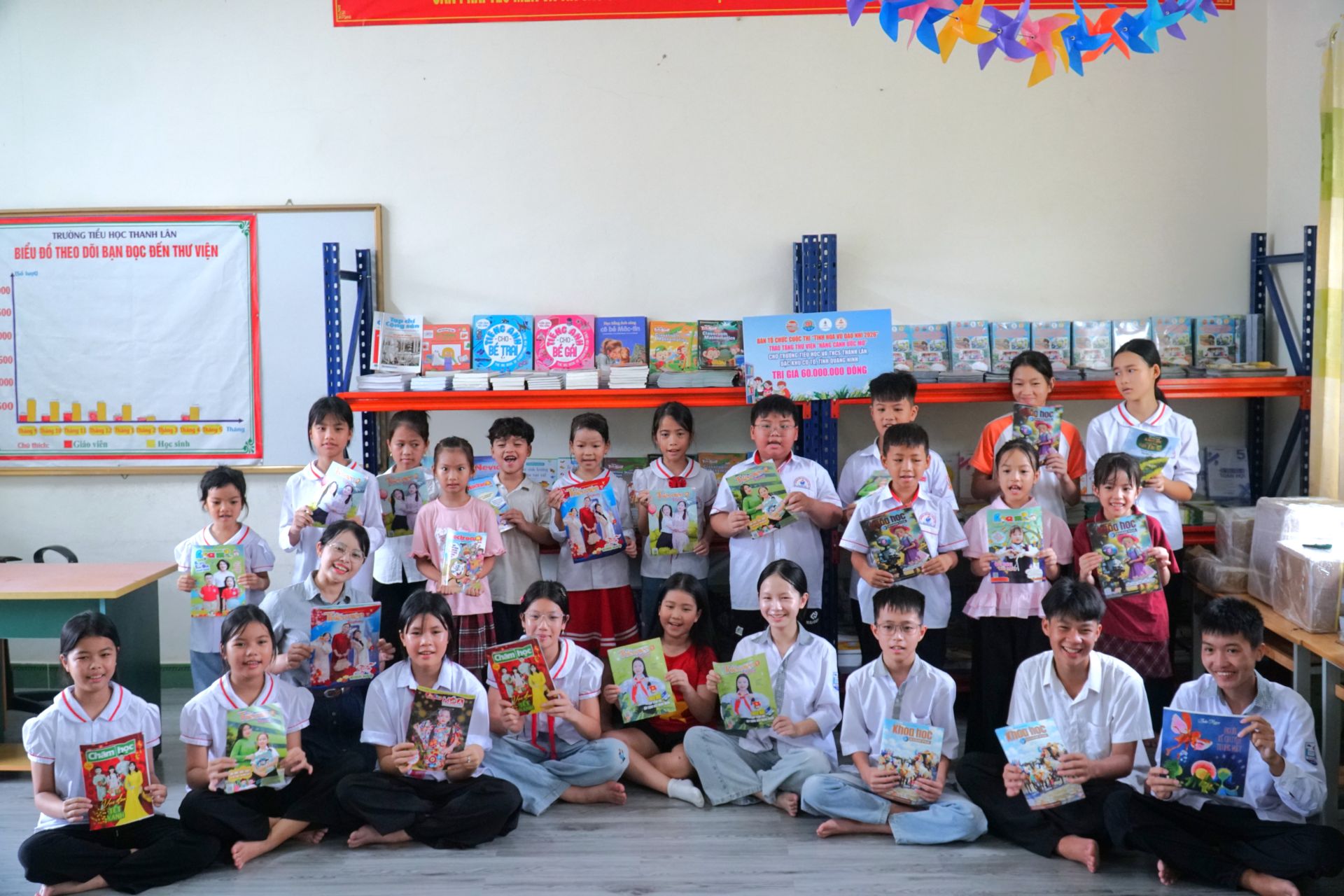 Kh&ocirc;ng gian thư viện mới khang trang với nhiều đầu s&aacute;ch b&aacute;o cho học sinh trường TH v&agrave; THCS Thanh L&acirc;n.