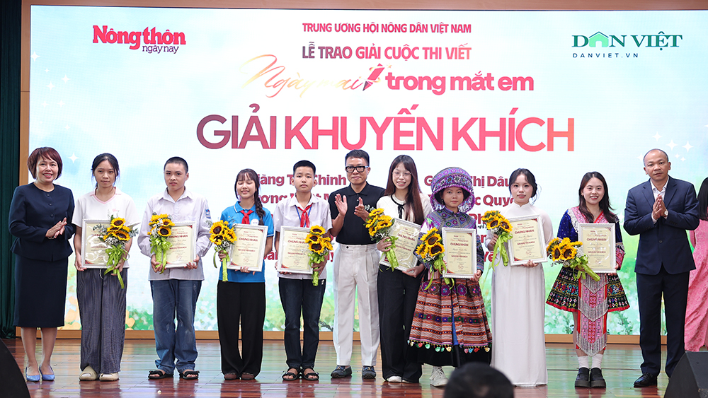 Những t&aacute;c giả đoạt giải Khuyến kh&iacute;ch vui mừng nhận chứng nhận v&agrave; hoa từ Ban Tổ chức.