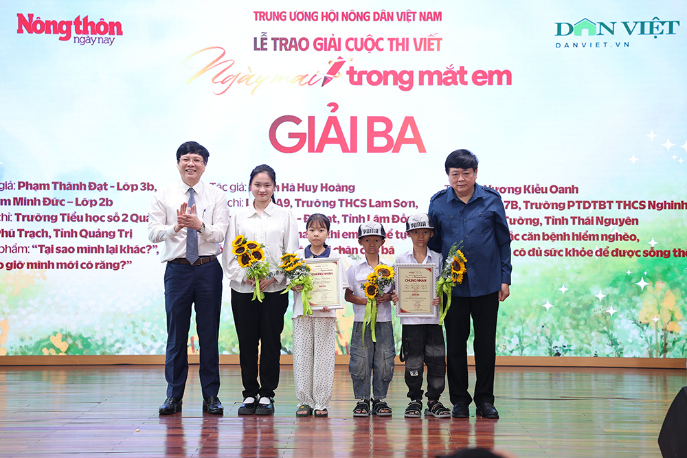 C&aacute;c t&aacute;c giả nhận giải Ba Cuộc thi viết &ldquo;Ng&agrave;y mai trong mắt em&rdquo; năm 2026.