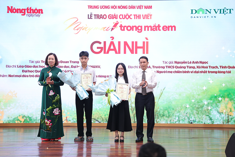 Ban Tổ chức trao giải Nh&igrave; cho hai t&aacute;c giả c&oacute; b&agrave;i viết xuất sắc tại cuộc thi.