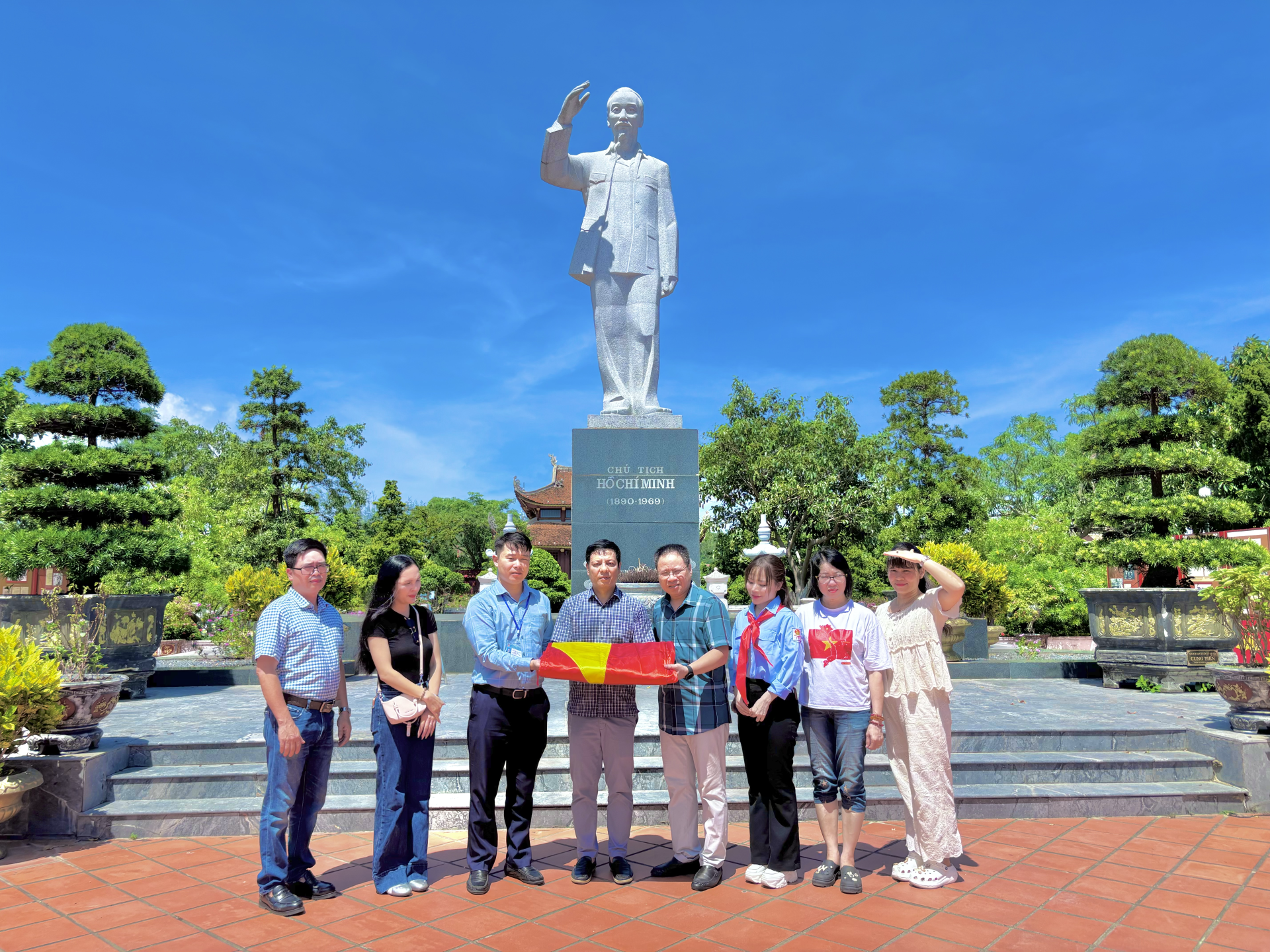 Nguyễn Hải Linh (thứ 3 từ tr&aacute;i sang), trưởng ph&ograve;ng Văn h&oacute;a &ndash; X&atilde; hội, thừa quyền l&atilde;nh đạo đặc khu trao tặng l&aacute; cờ đỏ sao v&agrave;ng cho đo&agrave;n c&ocirc;ng t&aacute;c.