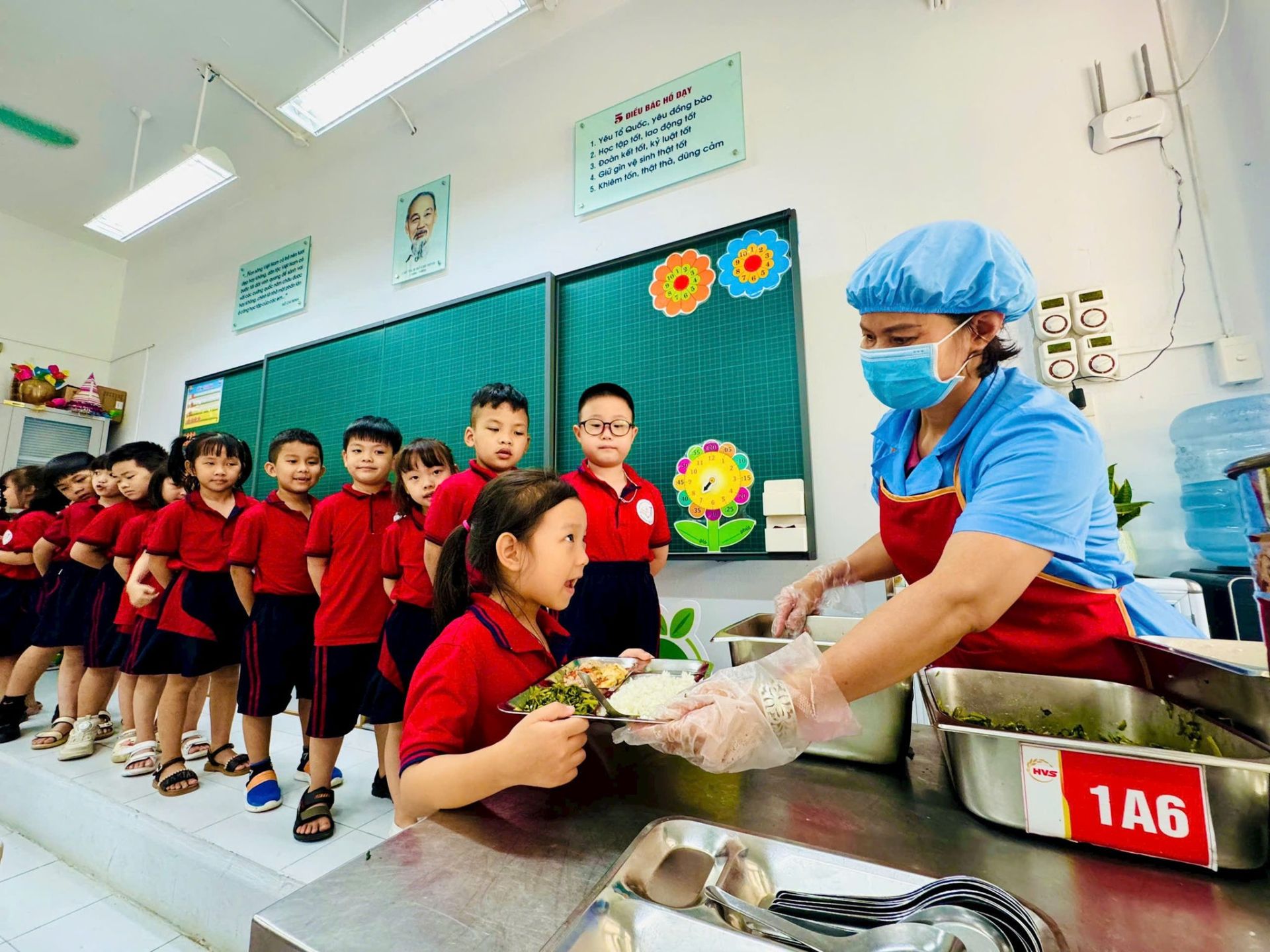 Ki&ecirc;̉m soát ngu&ocirc;̀n thực ph&acirc;̉m, t&ocirc;̉ chức bữa ăn bán trú là ưu ti&ecirc;n của ngành Giáo dục Thủ đ&ocirc;.