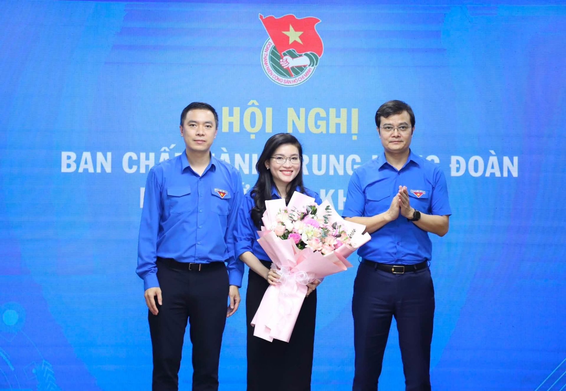 B&iacute; thư thứ nhất T.Ư Đo&agrave;n B&ugrave;i Quang Huy tặng hoa ch&uacute;c mừng chị Hồ Hồng Nguy&ecirc;n v&agrave; anh Ho&agrave;ng Th&aacute;i Nam.