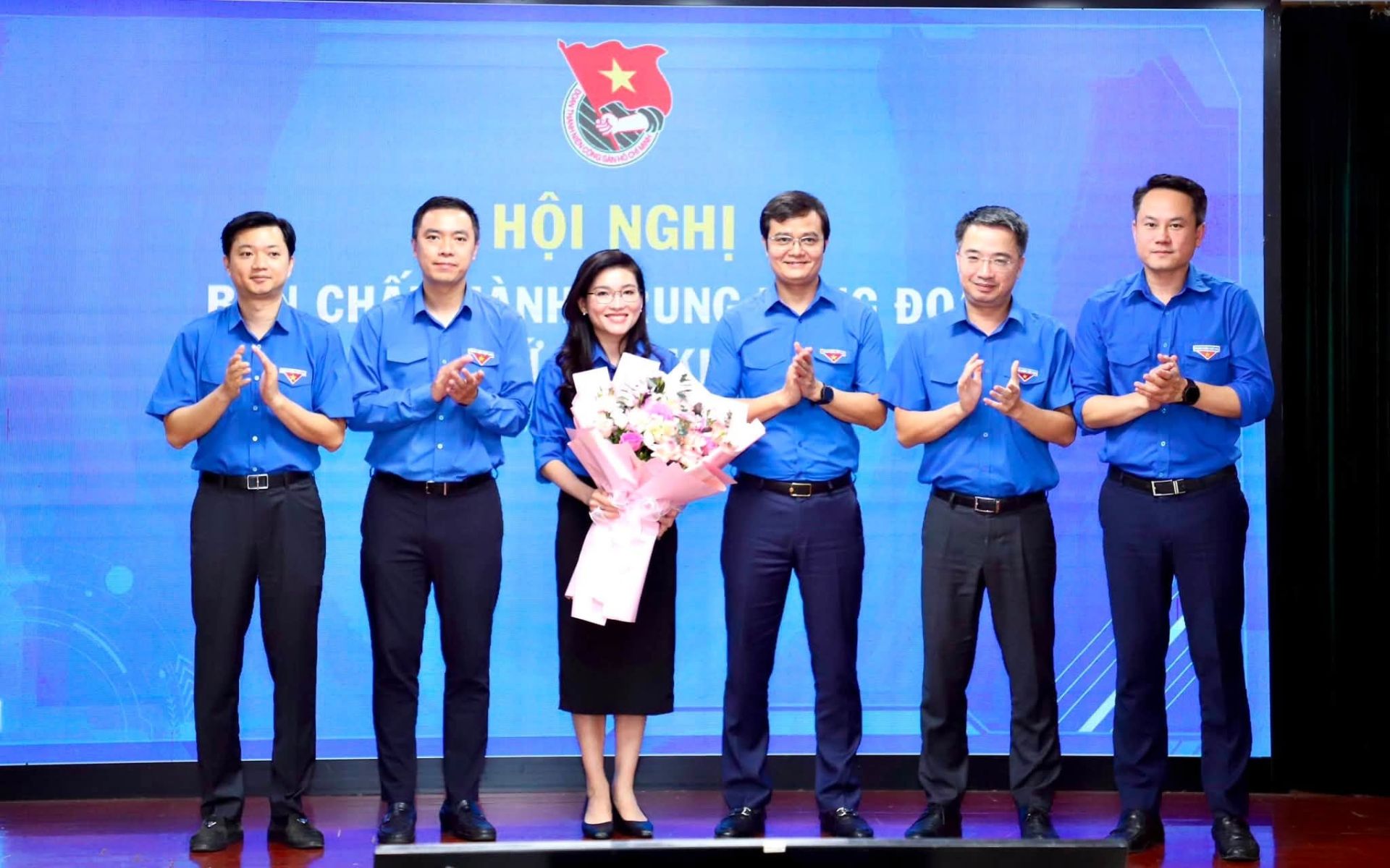 Ban B&iacute; thư T.Ư Đo&agrave;n ch&uacute;c mừng Hội đồng Đội T.Ư kh&oacute;a X. 