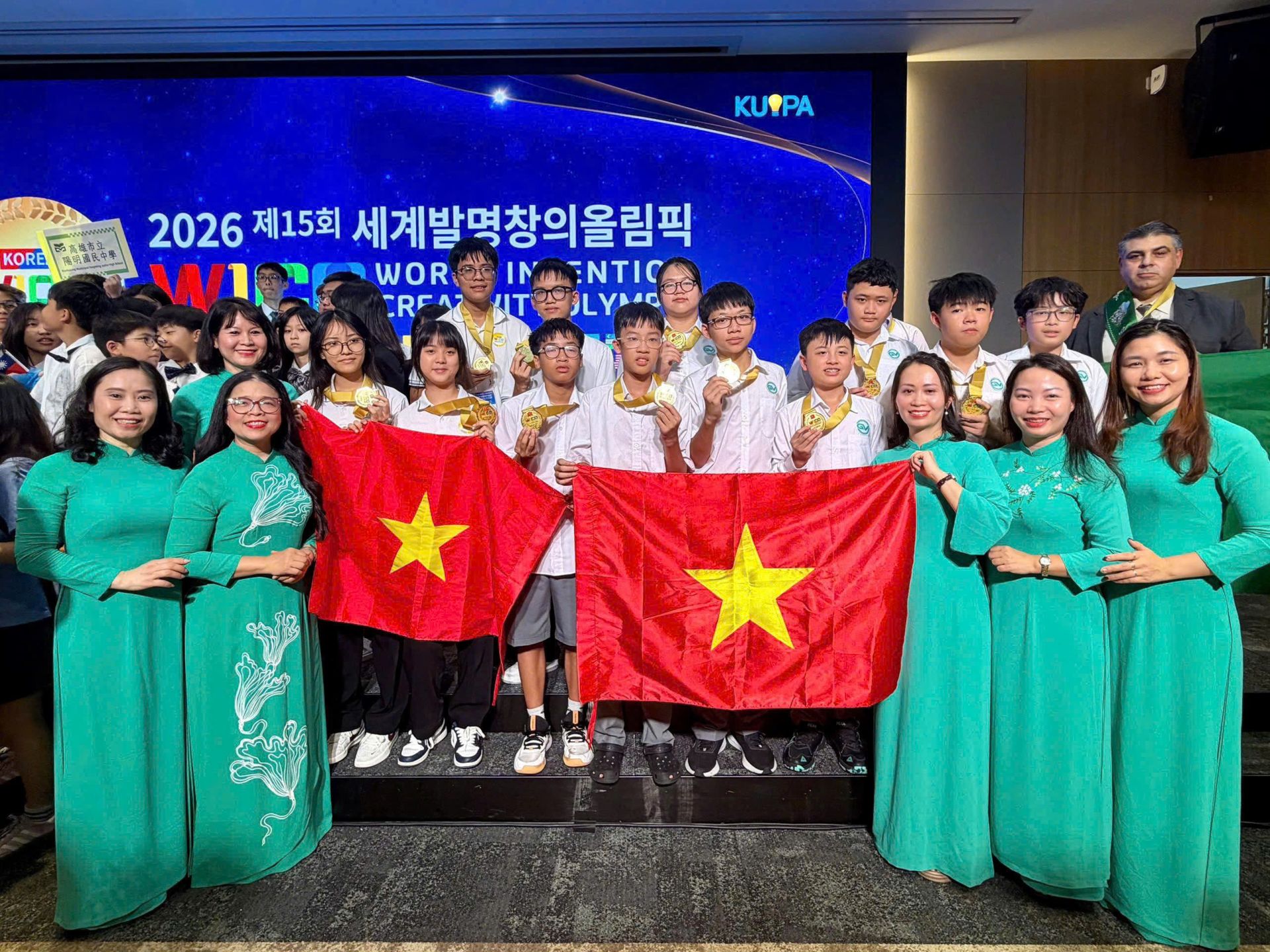 Đo&agrave;n học sinh trường THCS Giảng V&otilde; 2, phường Giảng V&otilde; (TP. H&agrave; Nội) gi&agrave;nh 10 Huy chương V&agrave;ng tại WICO 2026.