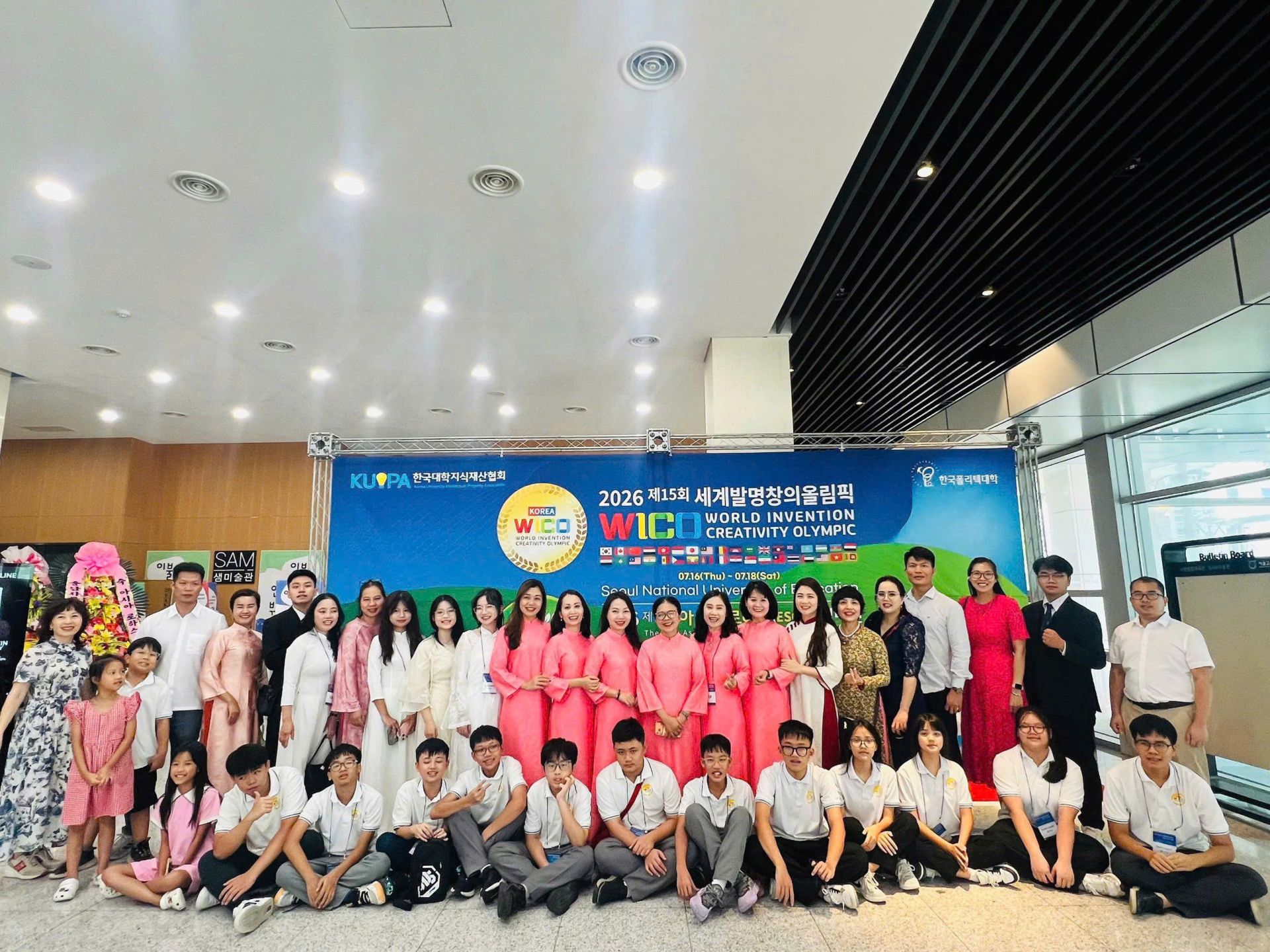 Đo&agrave;n gi&aacute;o vi&ecirc;n v&agrave; học sinh trường THCS Giảng V&otilde; 2, phường Giảng V&otilde; (TP. H&agrave; Nội) tại WICO 2026