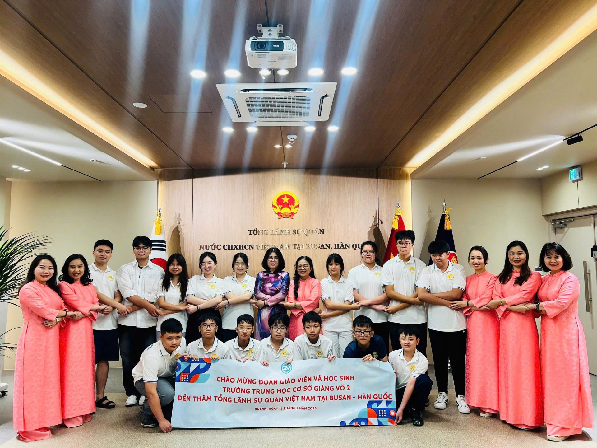 B&agrave; Đo&agrave;n Phương Lan - Tổng l&atilde;nh Việt Nam tại Busan (H&agrave;n Quốc) tiếp đ&oacute;n v&agrave; động vi&ecirc;n đo&agrave;n học sinh trường THCS Giảng V&otilde; 2, phường Giảng V&otilde; (TP. H&agrave; Nội) tham dự WICO 2026.