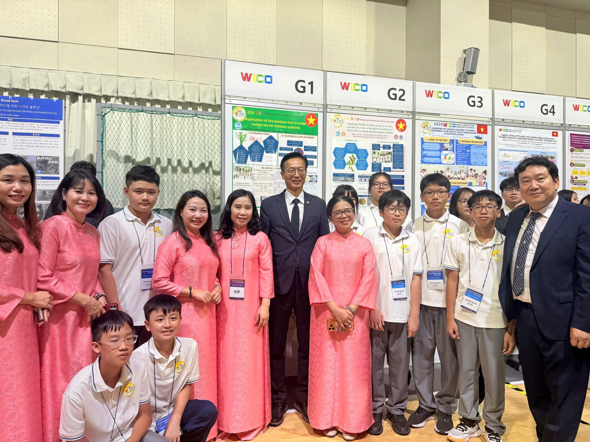 Đo&agrave;n gi&aacute;o vi&ecirc;n v&agrave; học sinh trường THCS Giảng V&otilde; 2, phường Giảng V&otilde; (TP. H&agrave; Nội) chụp ảnh lưu niệm c&ugrave;ng Ban tổ chức WICO 2026.