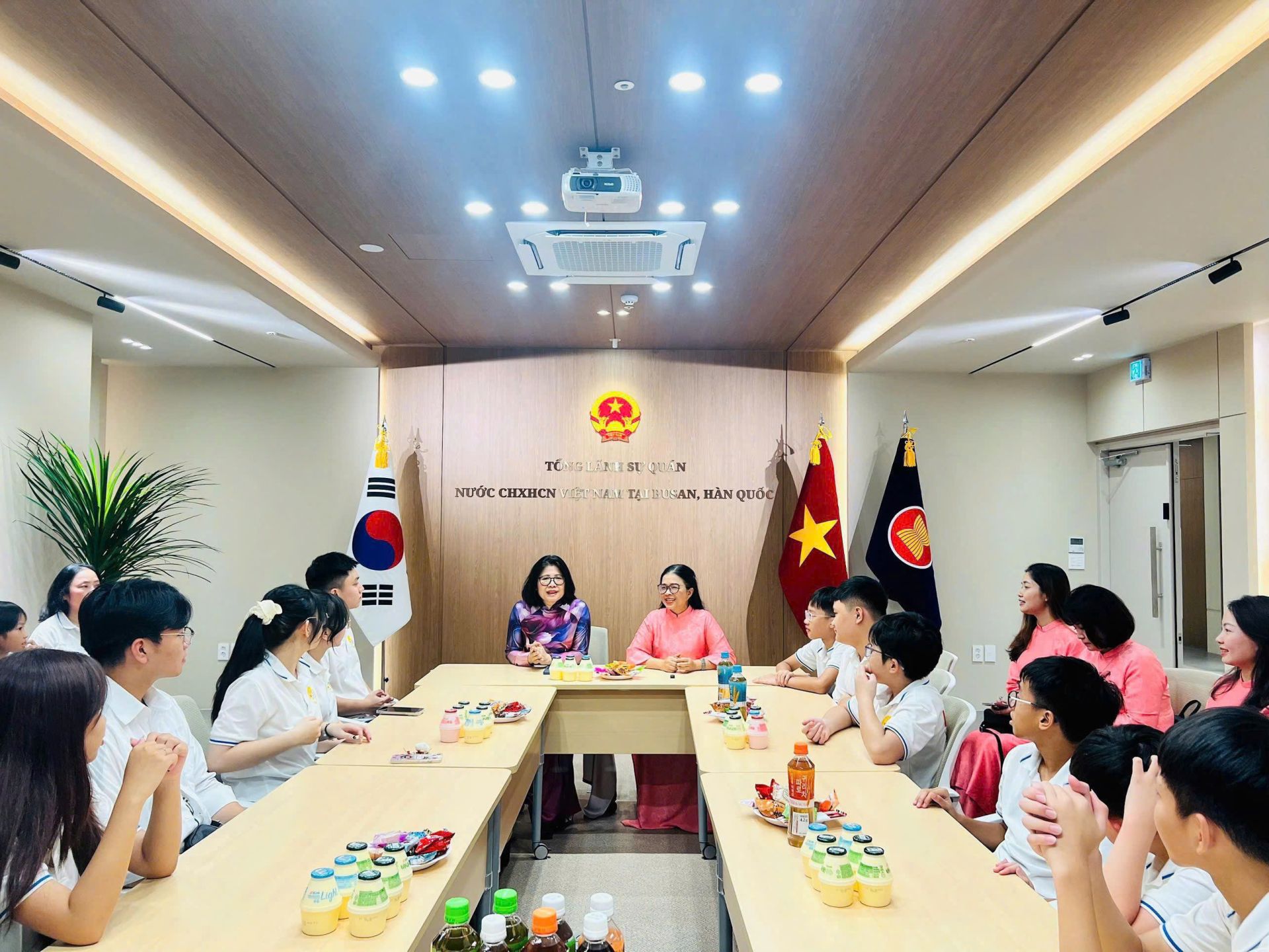 Nh&agrave; gi&aacute;o Phạm Thị Hương Giang - Hiệu trưởng trường THCS Giảng V&otilde; 2, phường Giảng V&otilde; (TP. H&agrave; Nội) c&ugrave;ng đo&agrave;n gi&aacute;o vi&ecirc;n v&agrave; học sinh được tiếp đ&oacute;n nồng hậu tại Tổng l&atilde;nh sự Việt Nam tại Busan (H&agrave;n Quốc).