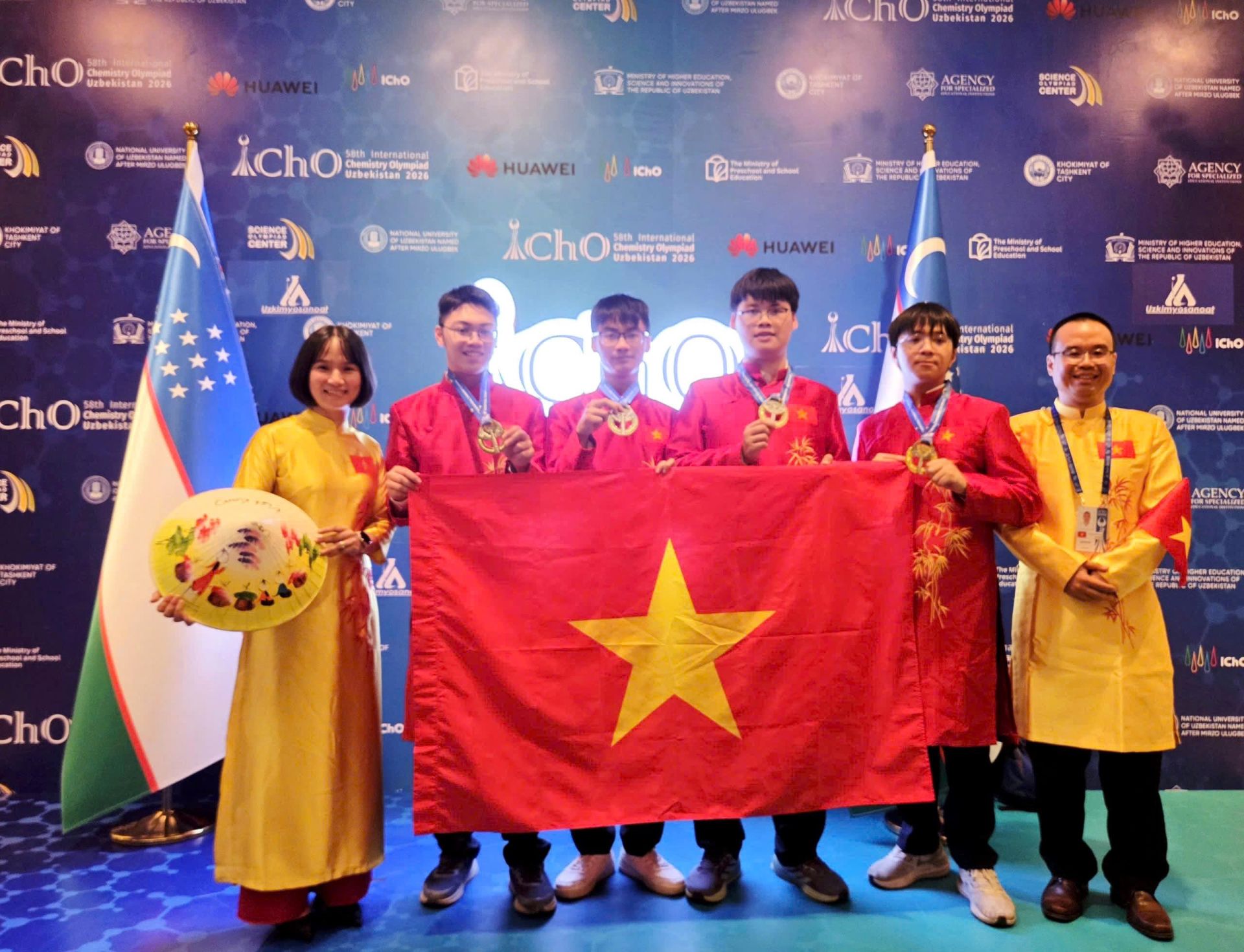 4 học sinh Việt Nam gi&agrave;nh Huy chương V&agrave;ng Olympic H&oacute;a học Quốc tế.