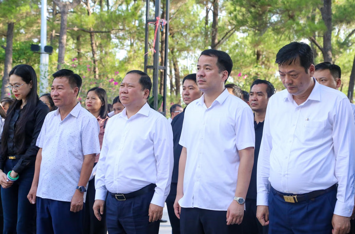 Trong khu&ocirc;n khổ chương tr&igrave;nh, đo&agrave;n đ&atilde; đến d&acirc;ng hương, d&acirc;ng hoa viếng Anh h&ugrave;ng liệt sĩ tại Nghĩa trang Liệt sĩ Quốc gia Trường Sơn. 