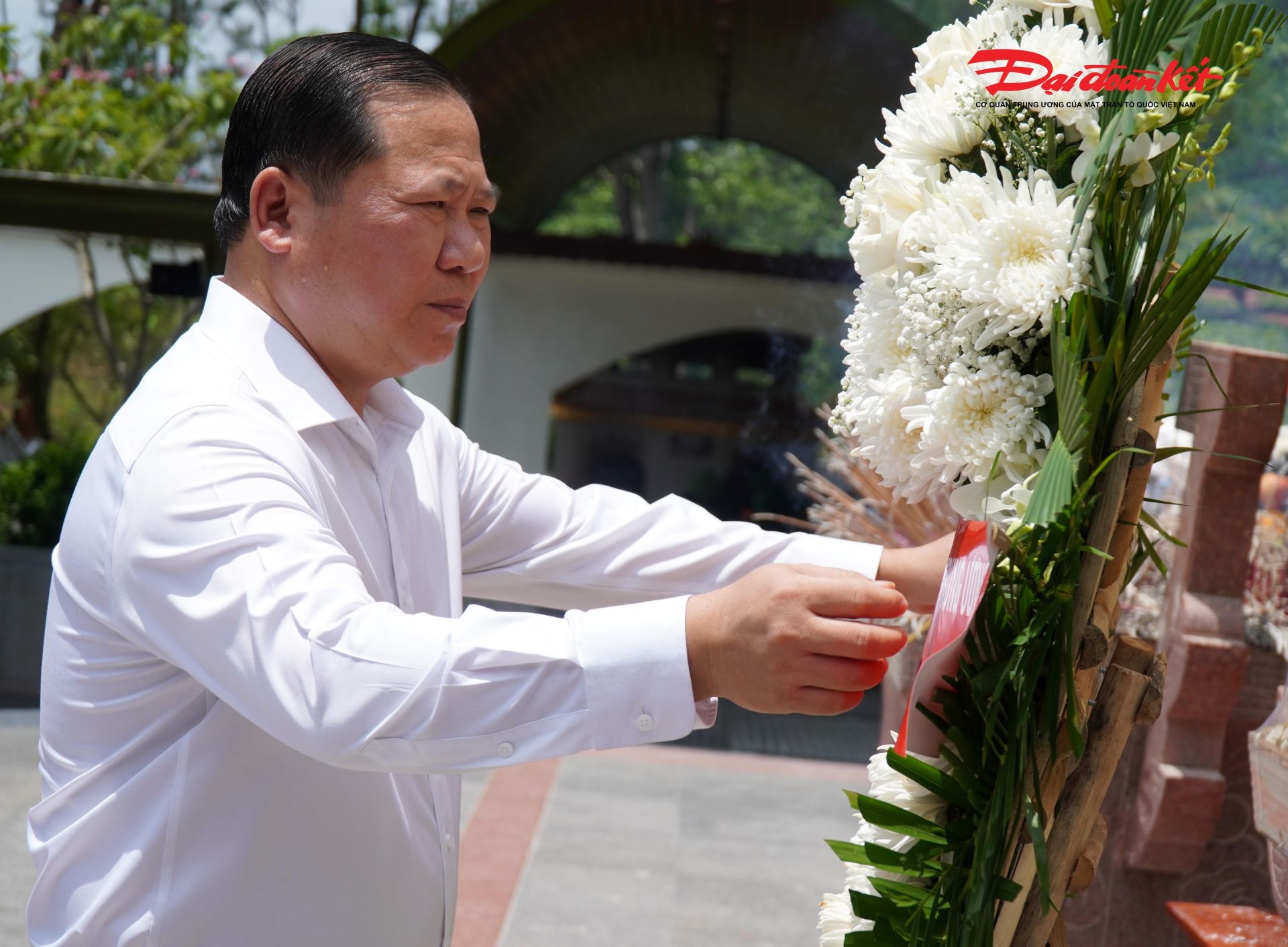 Bác Nguyễn Phi Long d&acirc;ng hoa b&agrave;y tỏ l&ograve;ng biết ơn v&ocirc; hạn đối với c&aacute;c thế hệ đi trước. 