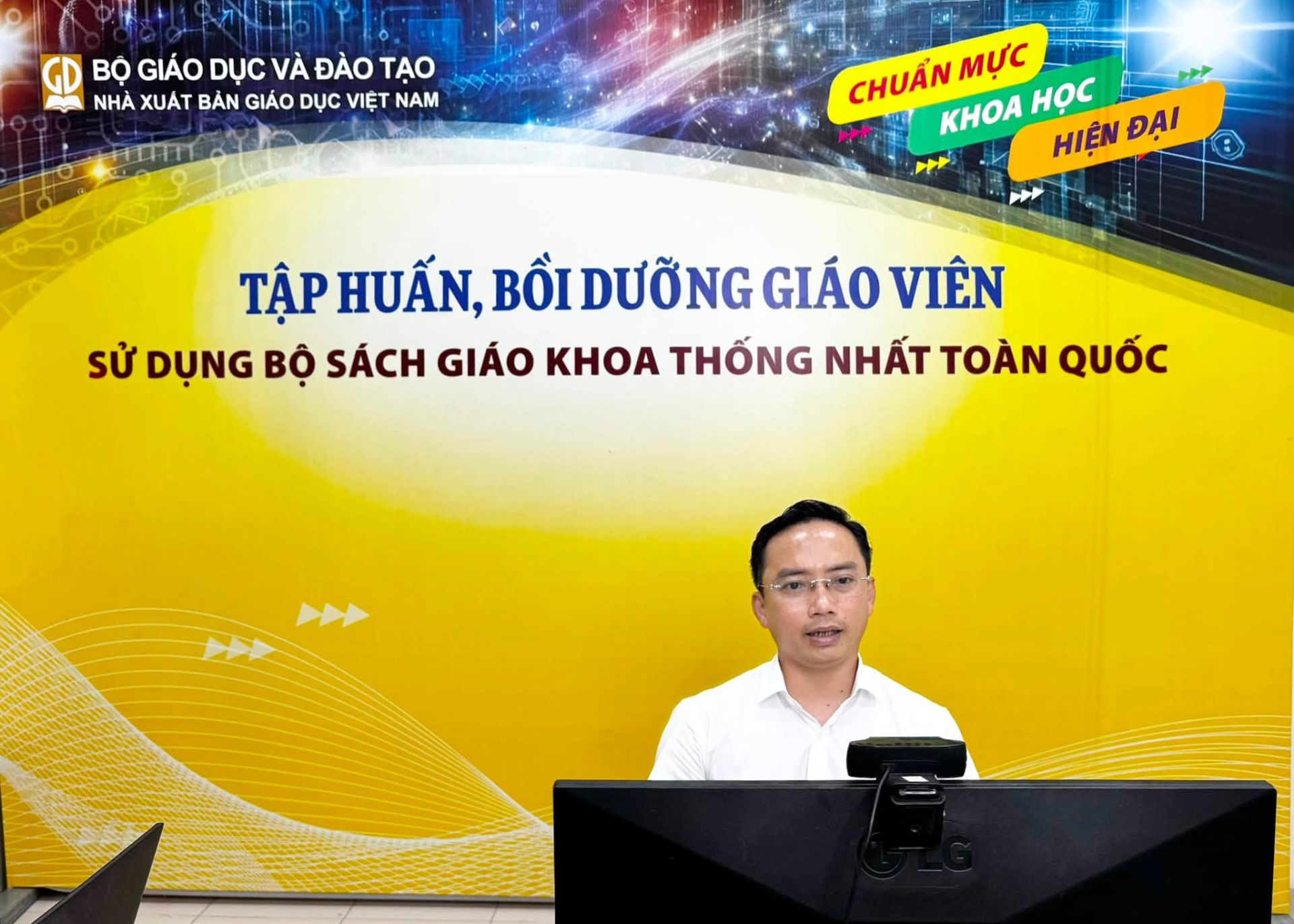 2.	Nh&agrave; gi&aacute;o Nguyễn Cao Cường, Hiệu trưởng trường THCS Th&aacute;i Thịnh, phường Đống Đa, H&agrave; Nội, đồng t&aacute;c giả SGK m&ocirc;n To&aacute;n bậc THCS tham gia tập huấn, bồi dưỡng trực tuyến gi&aacute;o vi&ecirc;n sử dụng s&aacute;ch.
