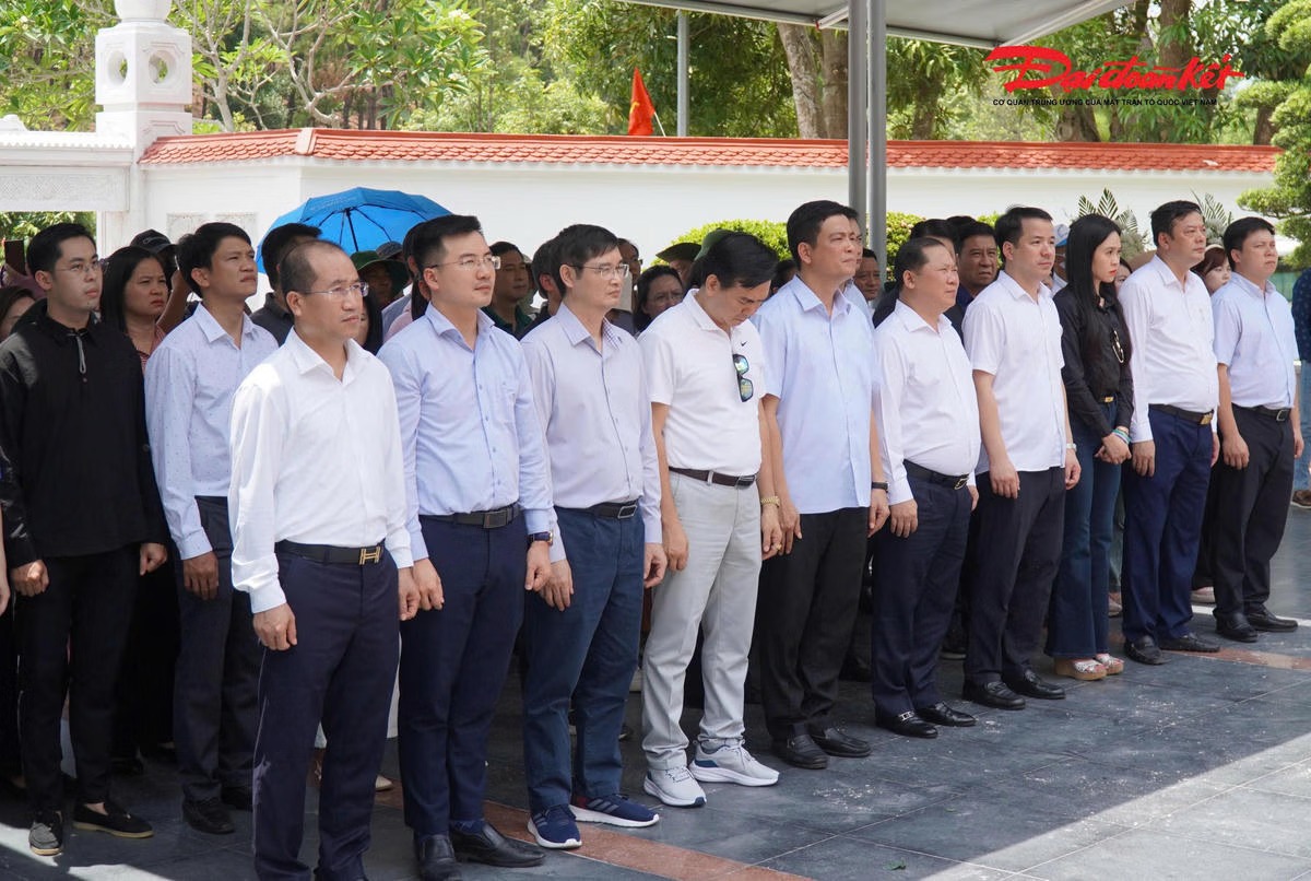 Đoàn c&ocirc;ng tác d&acirc;ng hoa tại Khu mộ 10 nữ anh h&ugrave;ng liệt sĩ thanh ni&ecirc;n xung phong ở Ng&atilde; ba Đồng Lộc.
