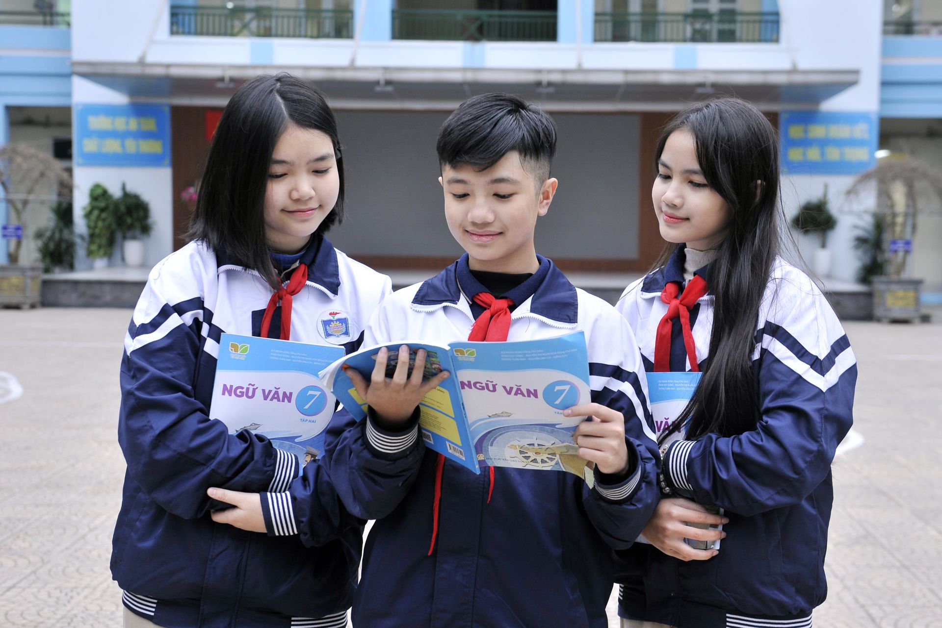 3.	Kể từ năm 2018, bộ s&aacute;ch &ldquo;Kết nối tri với cuộc sống&rdquo; đ&atilde; được nhiều thầy c&ocirc; v&agrave; học sinh lựa chọn.